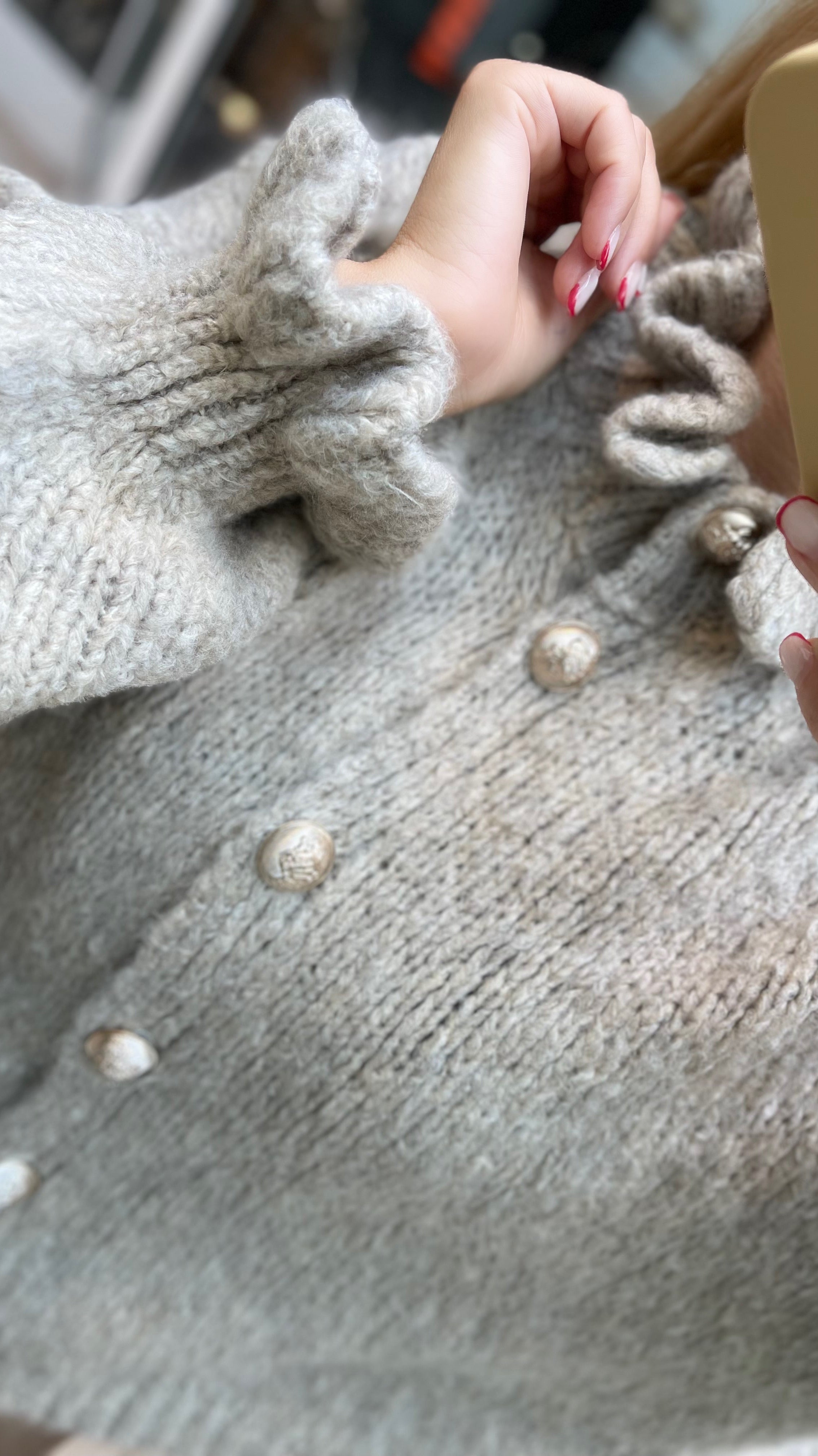 OVERSIZE-CARDIGAN MIT RÜSCHEN & DESIGN-KNÖPFEN TAUPE