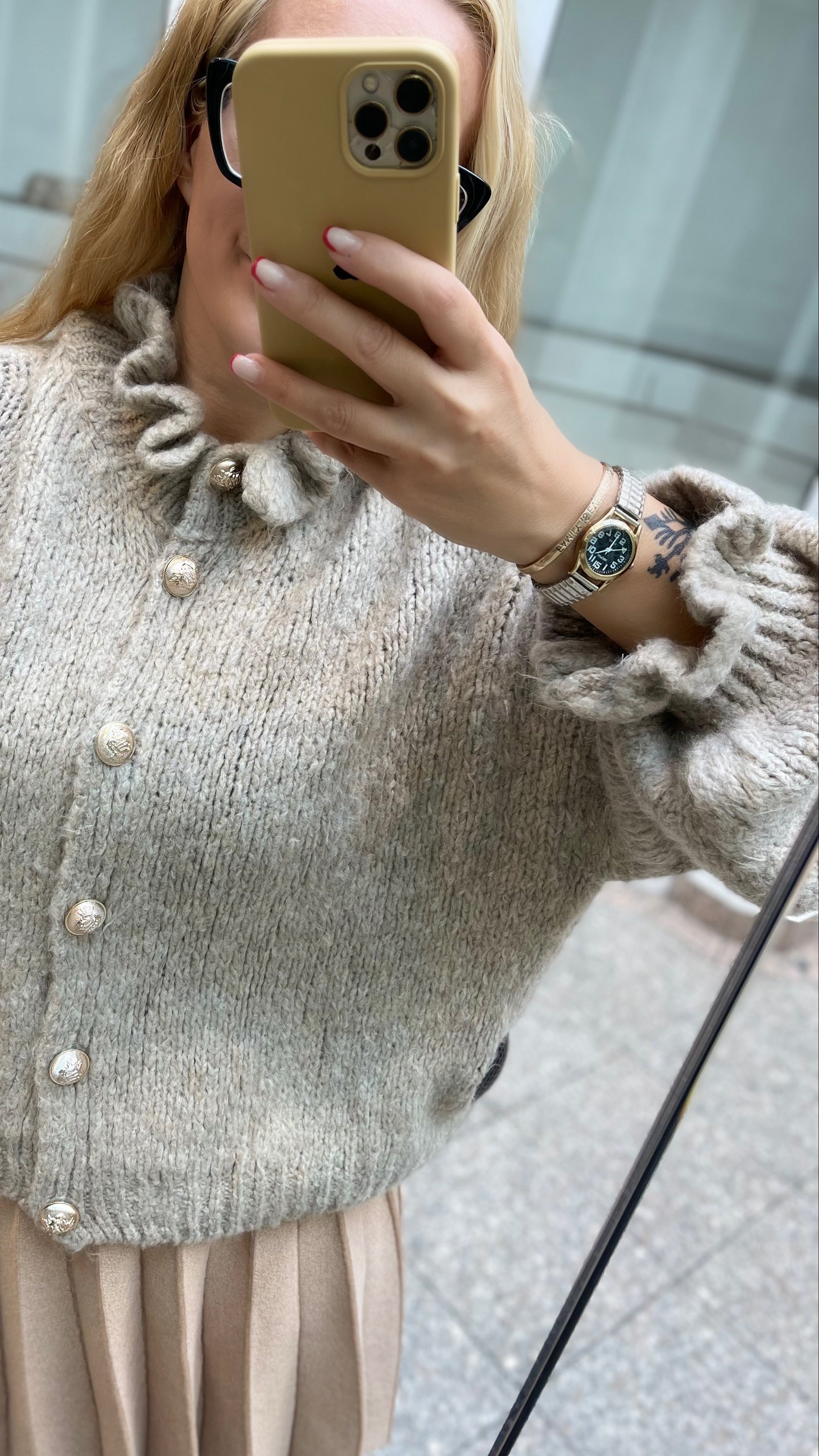 OVERSIZE-CARDIGAN MIT RÜSCHEN & DESIGN-KNÖPFEN TAUPE