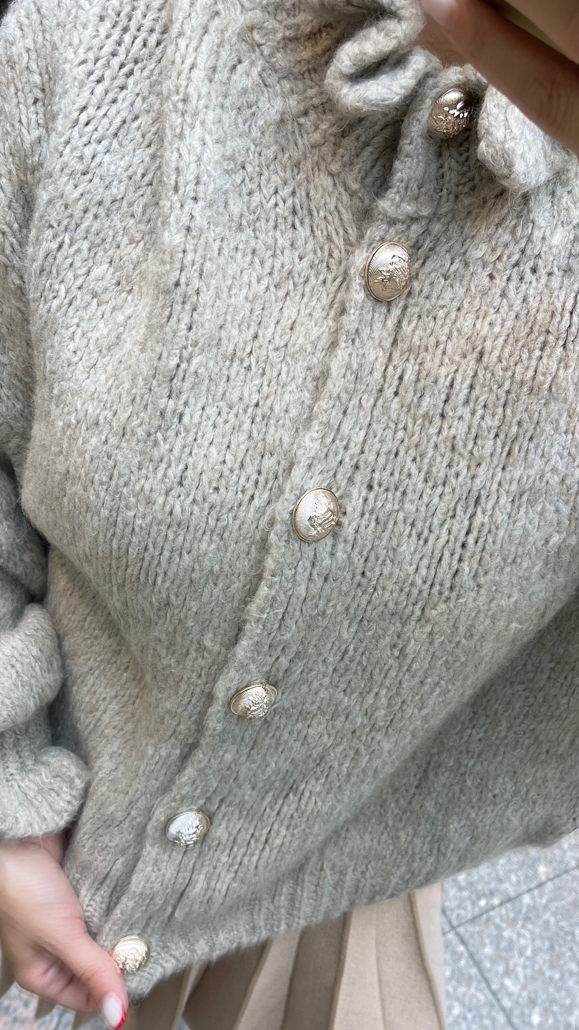 OVERSIZE-CARDIGAN MIT RÜSCHEN & DESIGN-KNÖPFEN TAUPE