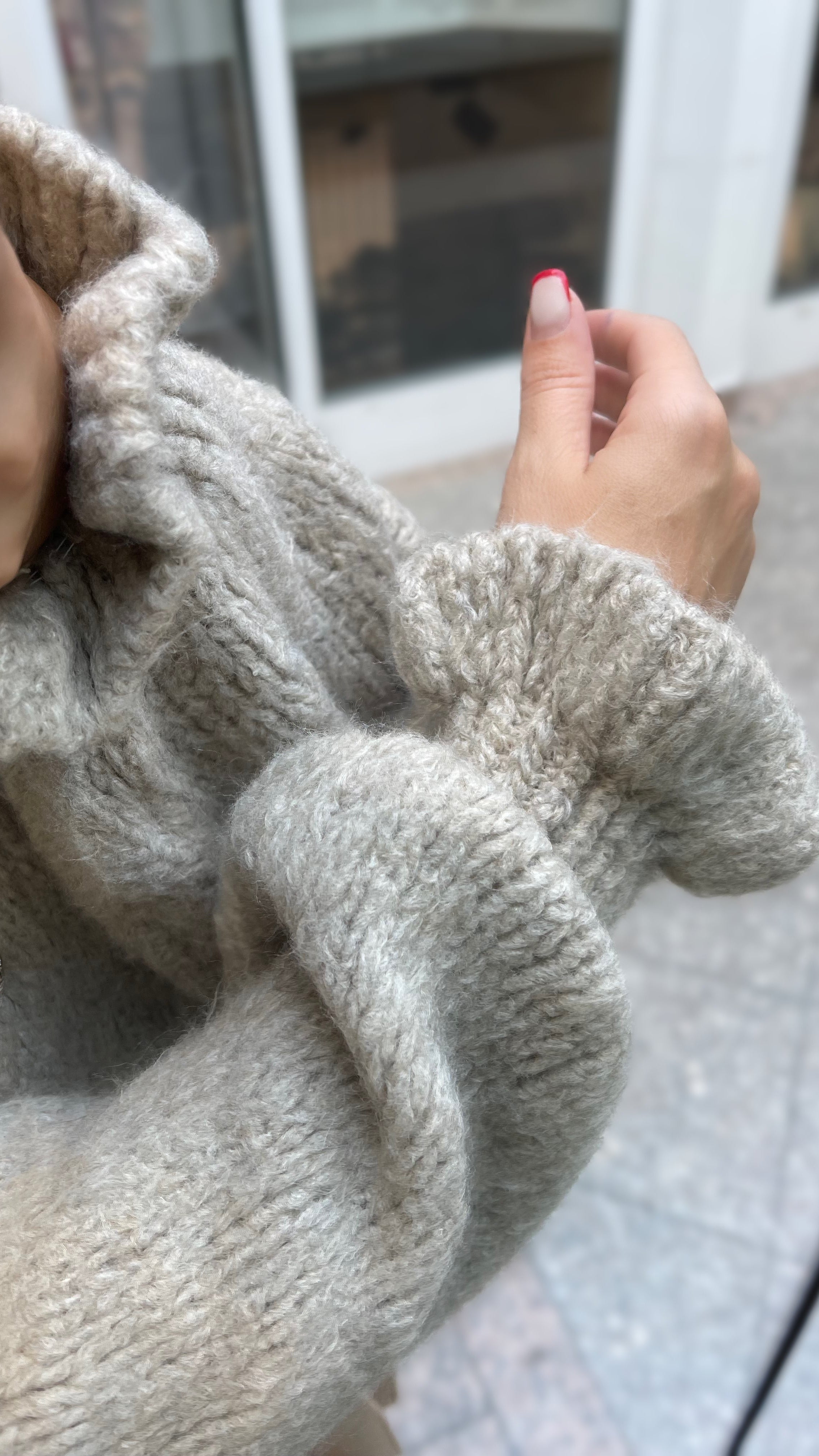 OVERSIZE-CARDIGAN MIT RÜSCHEN & DESIGN-KNÖPFEN TAUPE