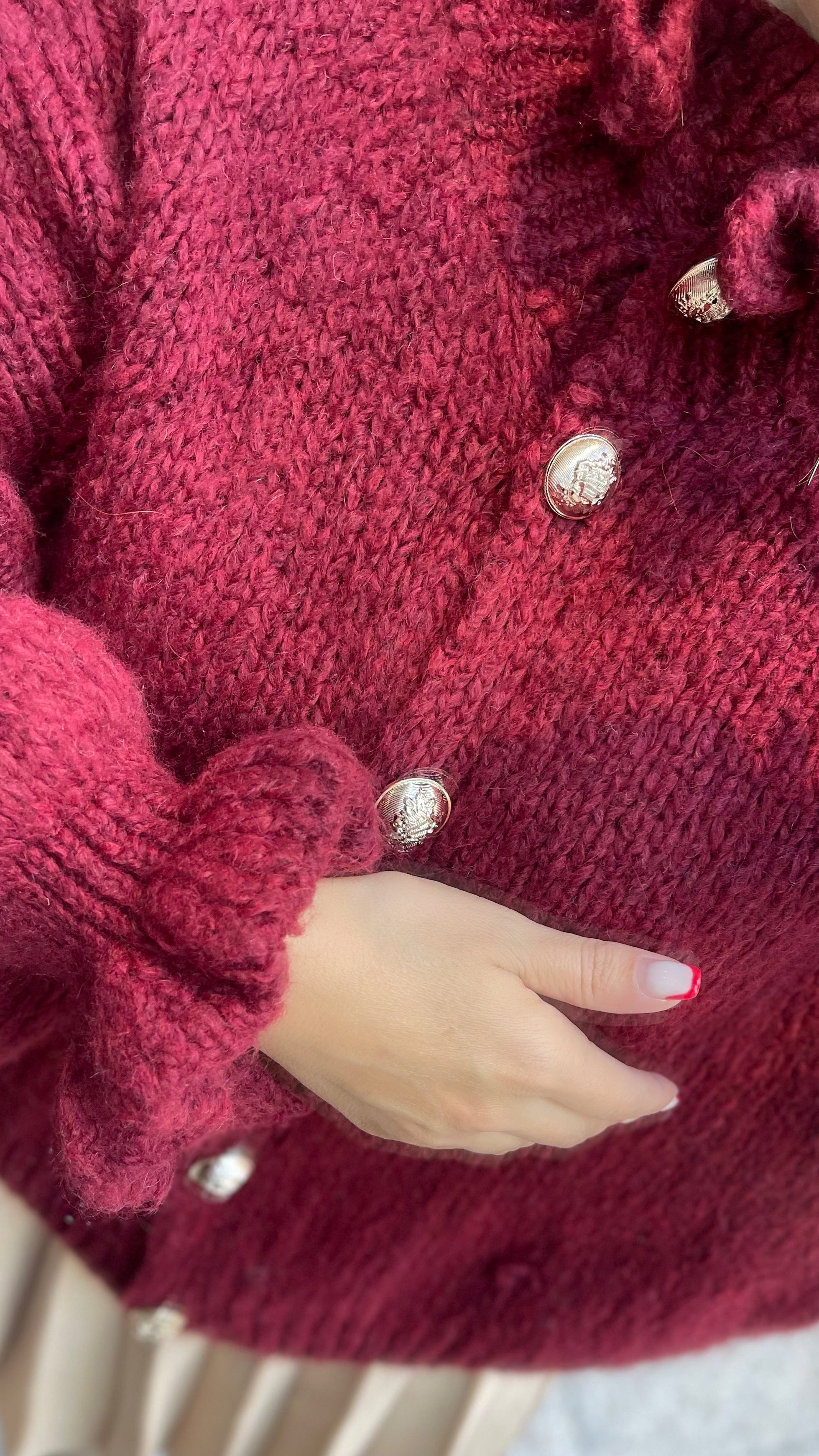 OVERSIZE-CARDIGAN MIT RÜSCHEN & DESIGN-KNÖPFEN BORDO