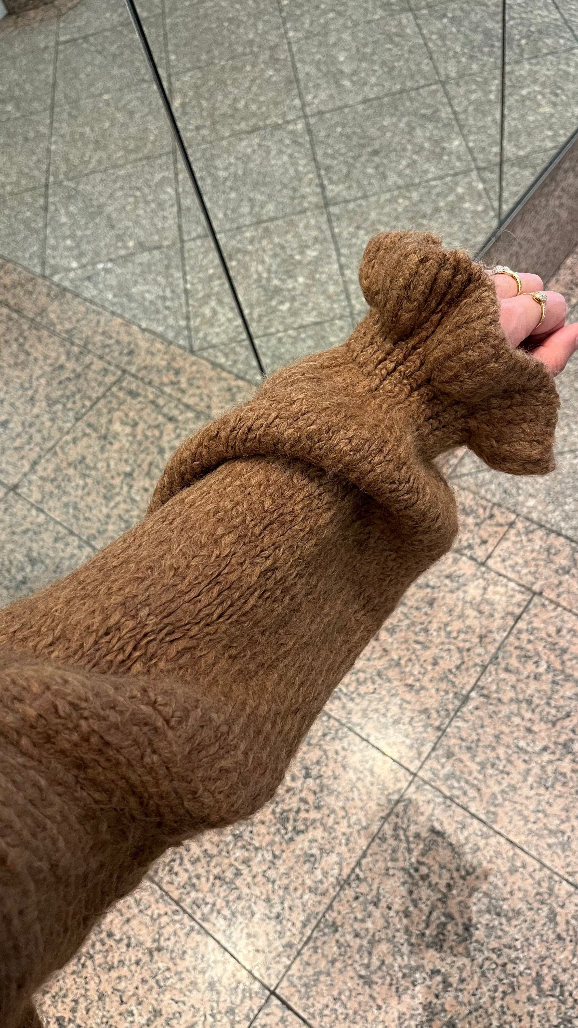 OVERSIZE-CARDIGAN MIT RÜSCHEN & DESIGN-KNÖPFEN BRAUN