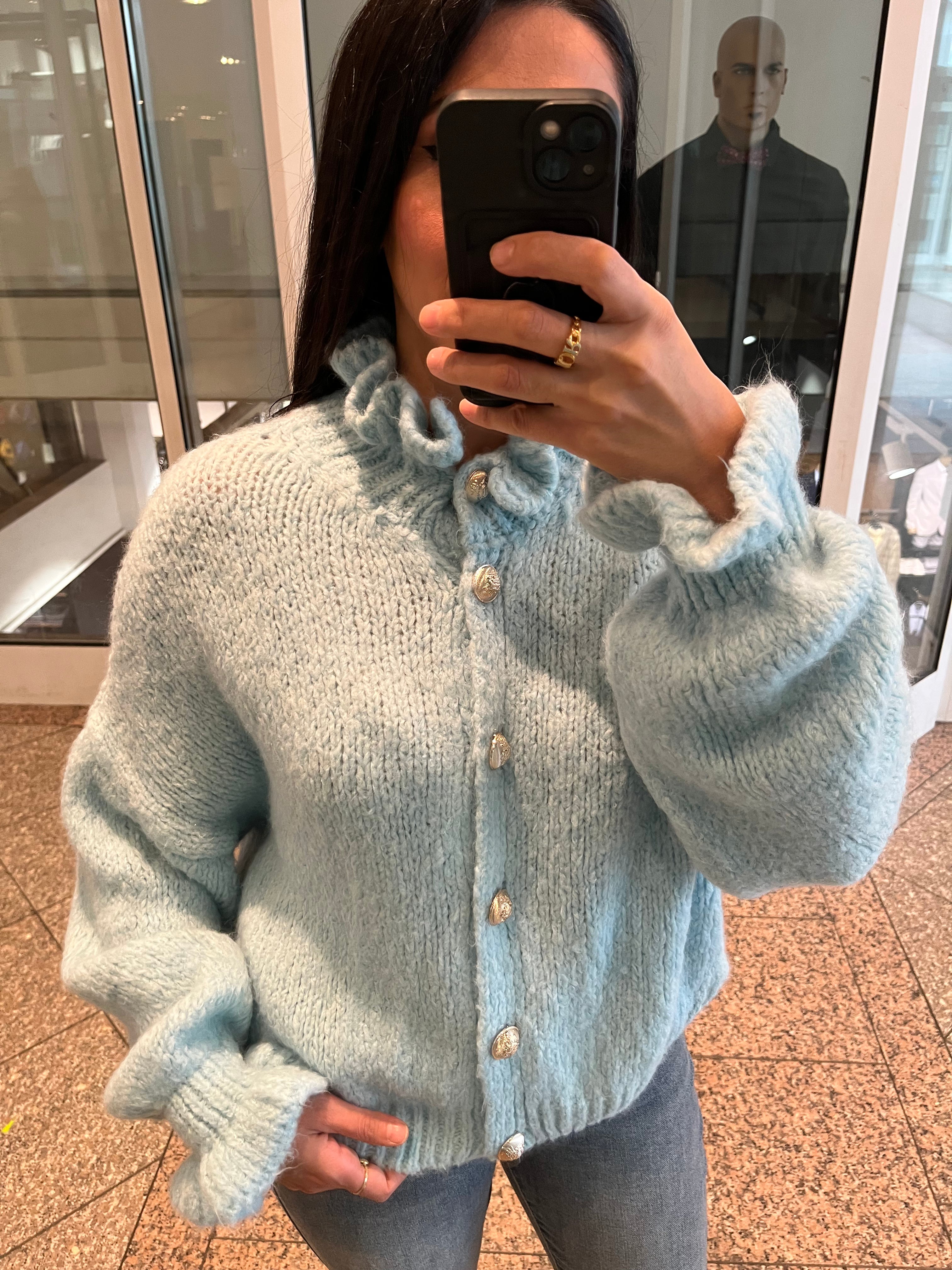 OVERSIZE-CARDIGAN MIT RÜSCHEN & DESIGN-KNÖPFEN BABYBLAU