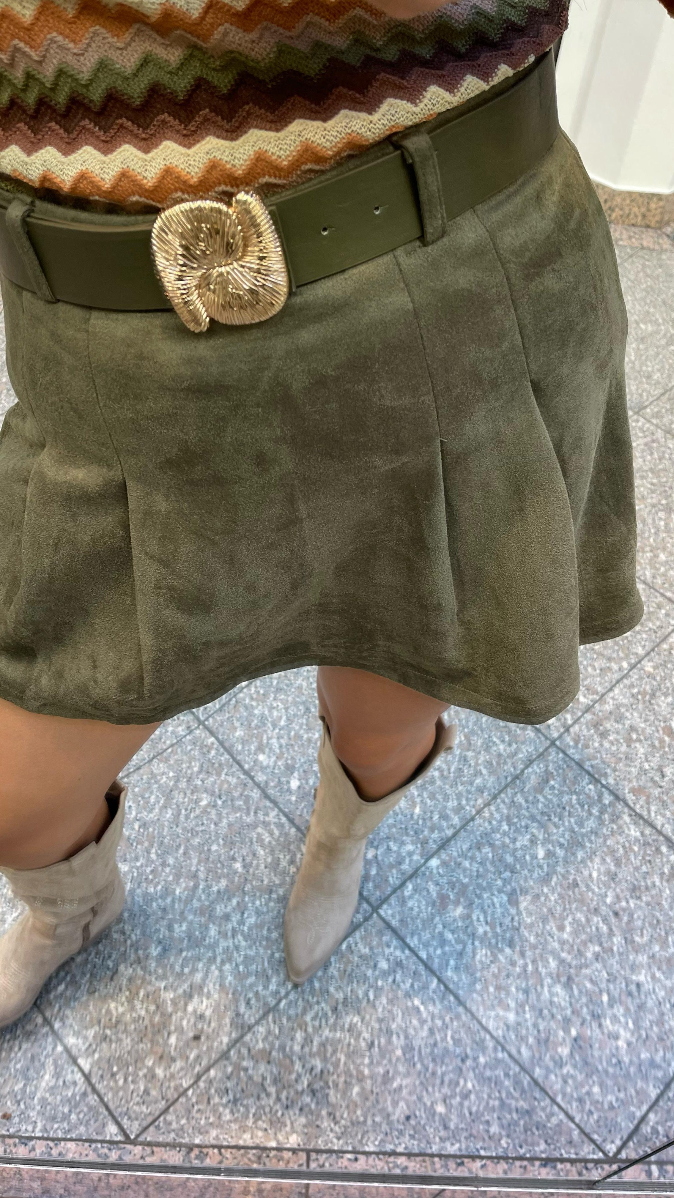 ELEGANTER HOSENROCK AUS WILDLEDEROPTIK IN KHAKI