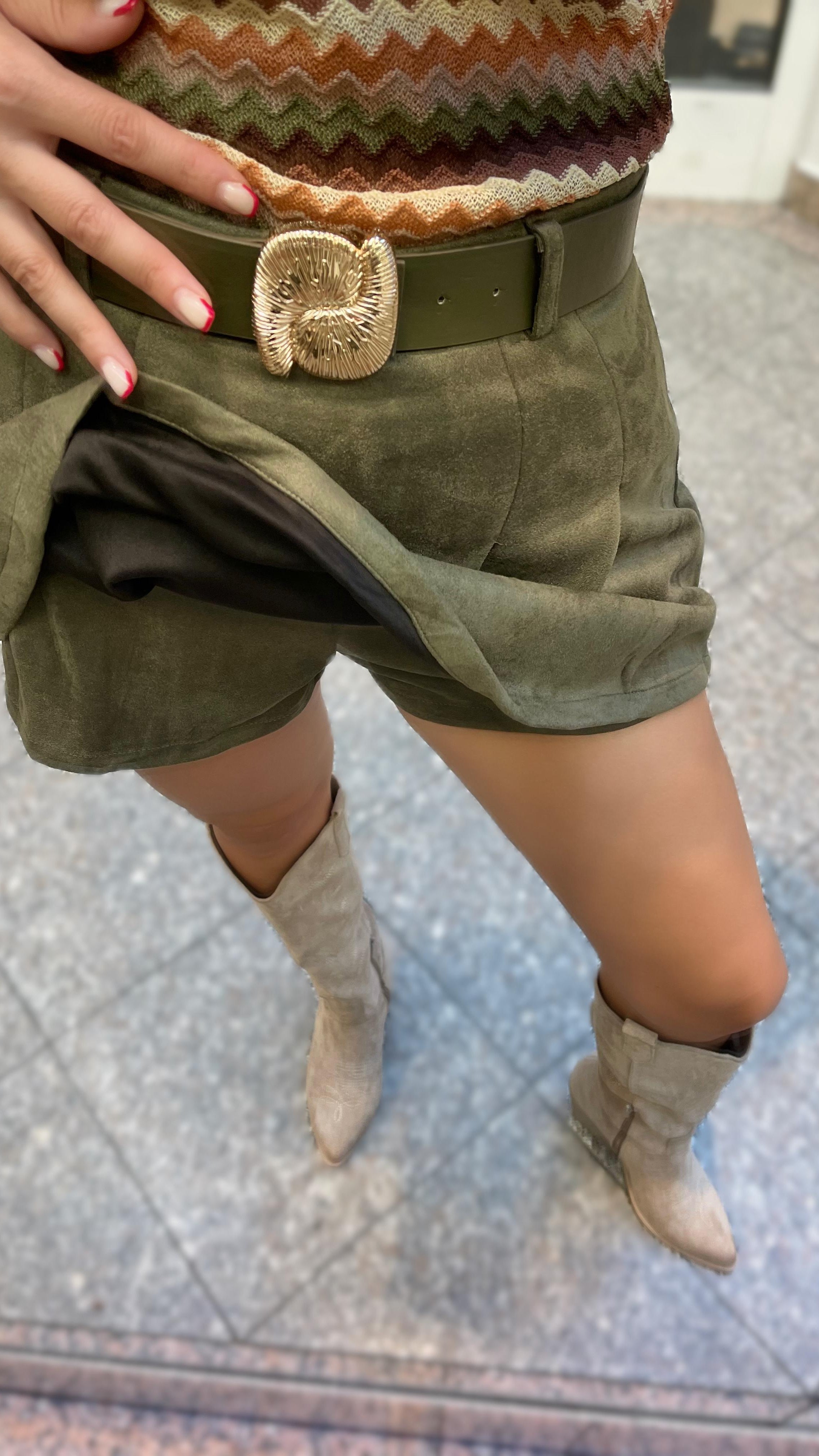 ELEGANTER HOSENROCK AUS WILDLEDEROPTIK IN KHAKI