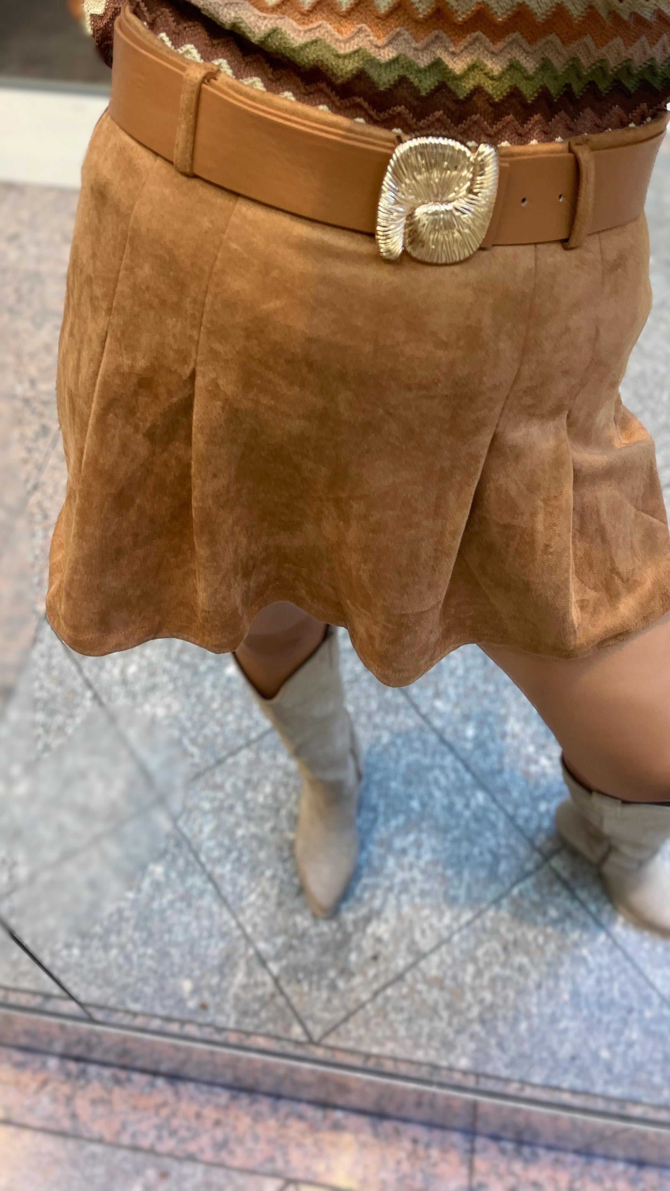 ELEGANTER HOSENROCK AUS WILDLEDEROPTIK IN CAMEL