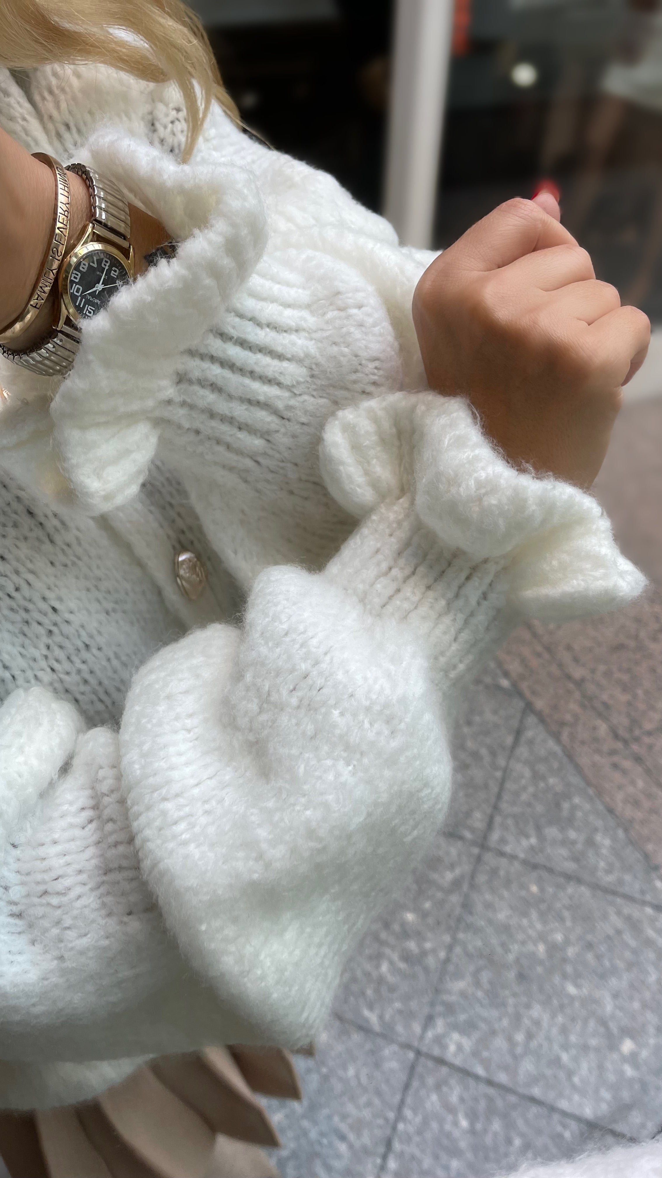 OVERSIZE-CARDIGAN MIT RÜSCHEN & DESIGN-KNÖPFEN WEISS