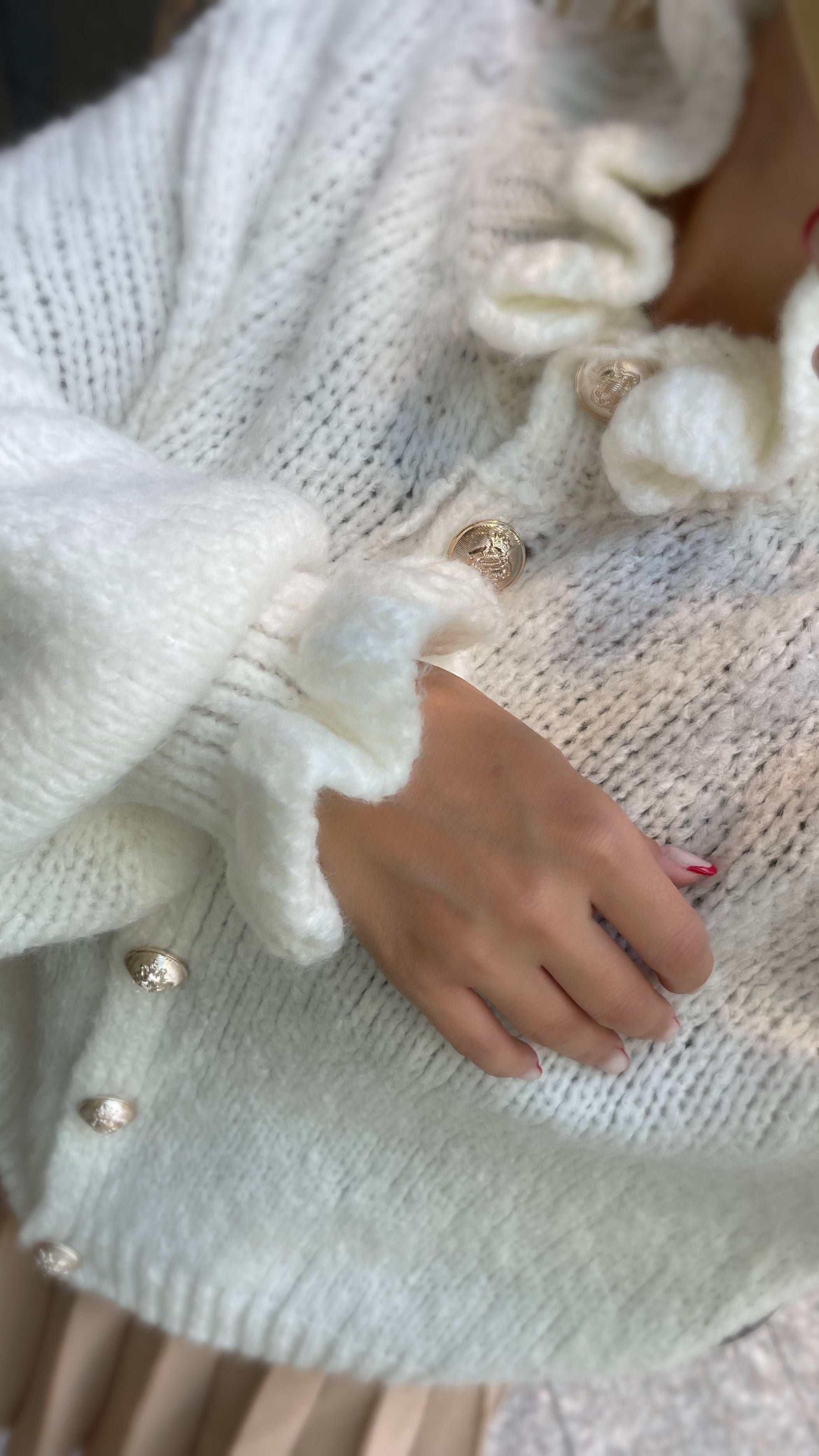 OVERSIZE-CARDIGAN MIT RÜSCHEN & DESIGN-KNÖPFEN WEISS