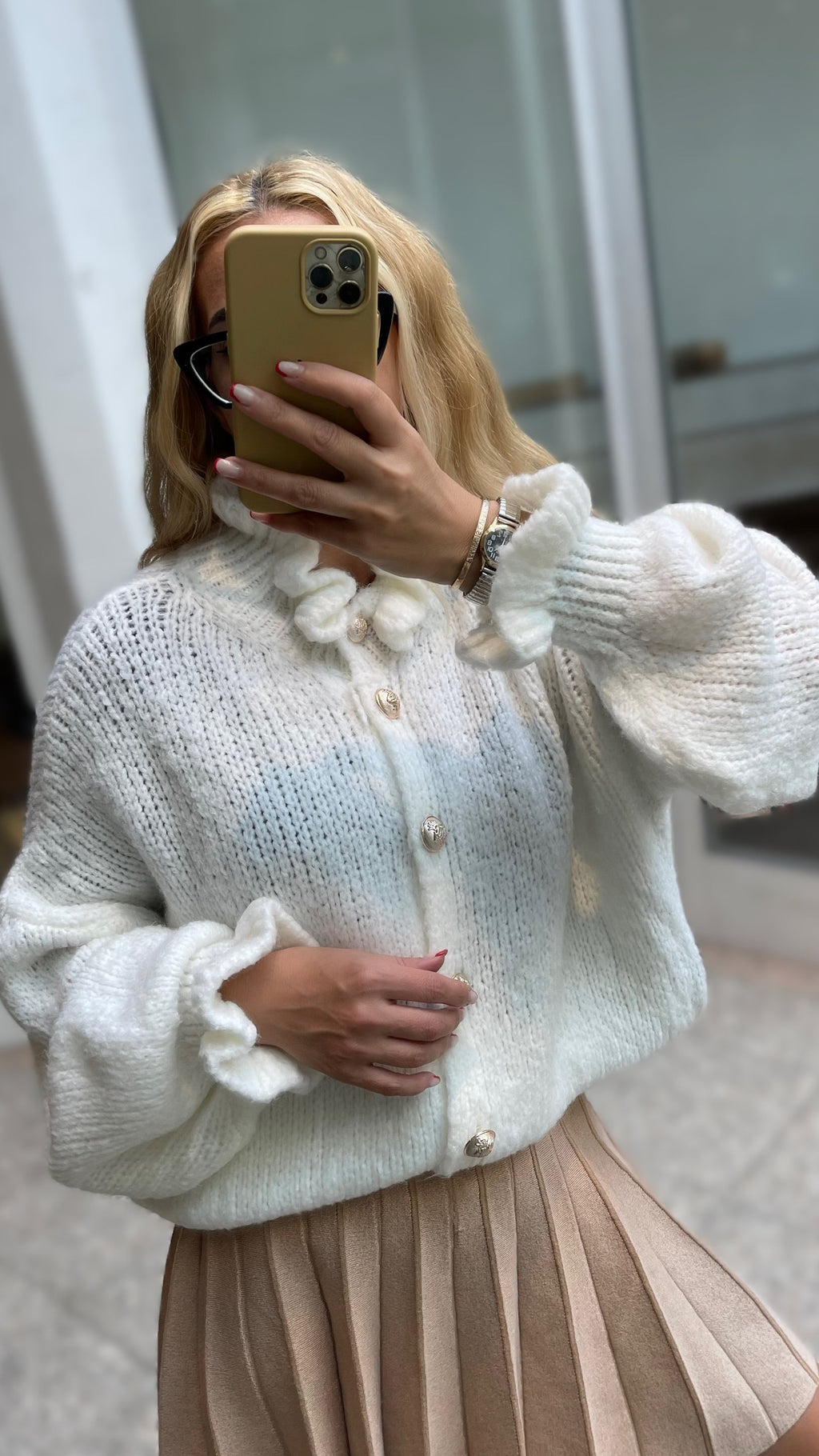OVERSIZE-CARDIGAN MIT RÜSCHEN & DESIGN-KNÖPFEN WEISS