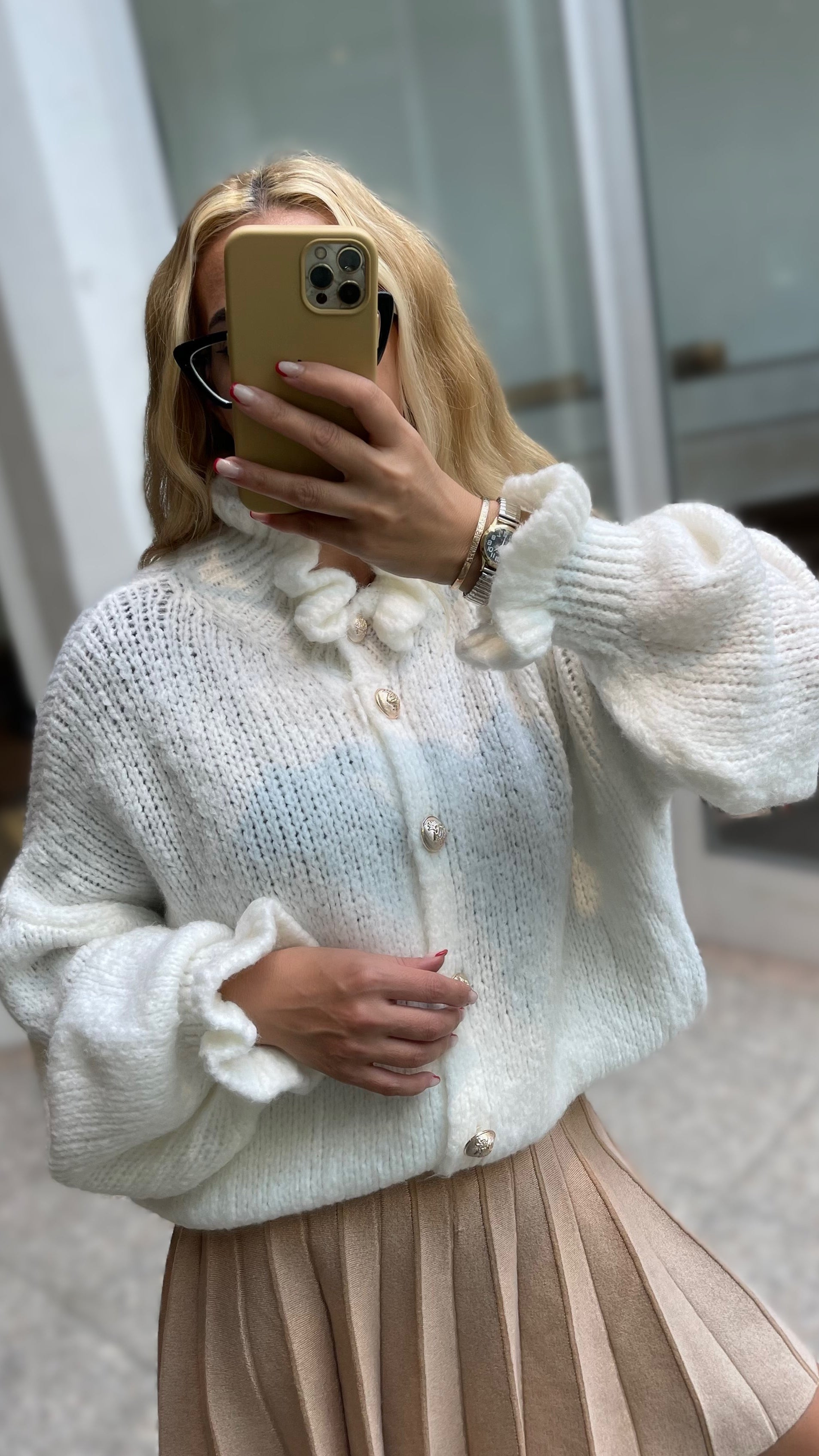 OVERSIZE-CARDIGAN MIT RÜSCHEN & DESIGN-KNÖPFEN WEISS