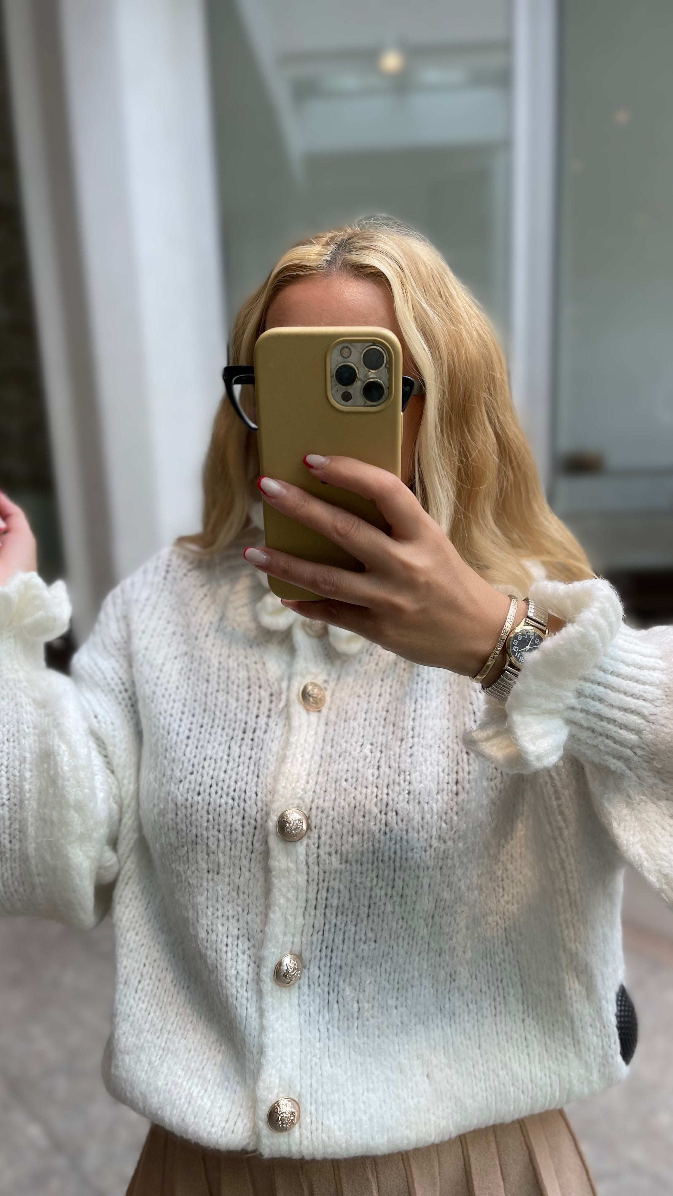 OVERSIZE-CARDIGAN MIT RÜSCHEN & DESIGN-KNÖPFEN WEISS