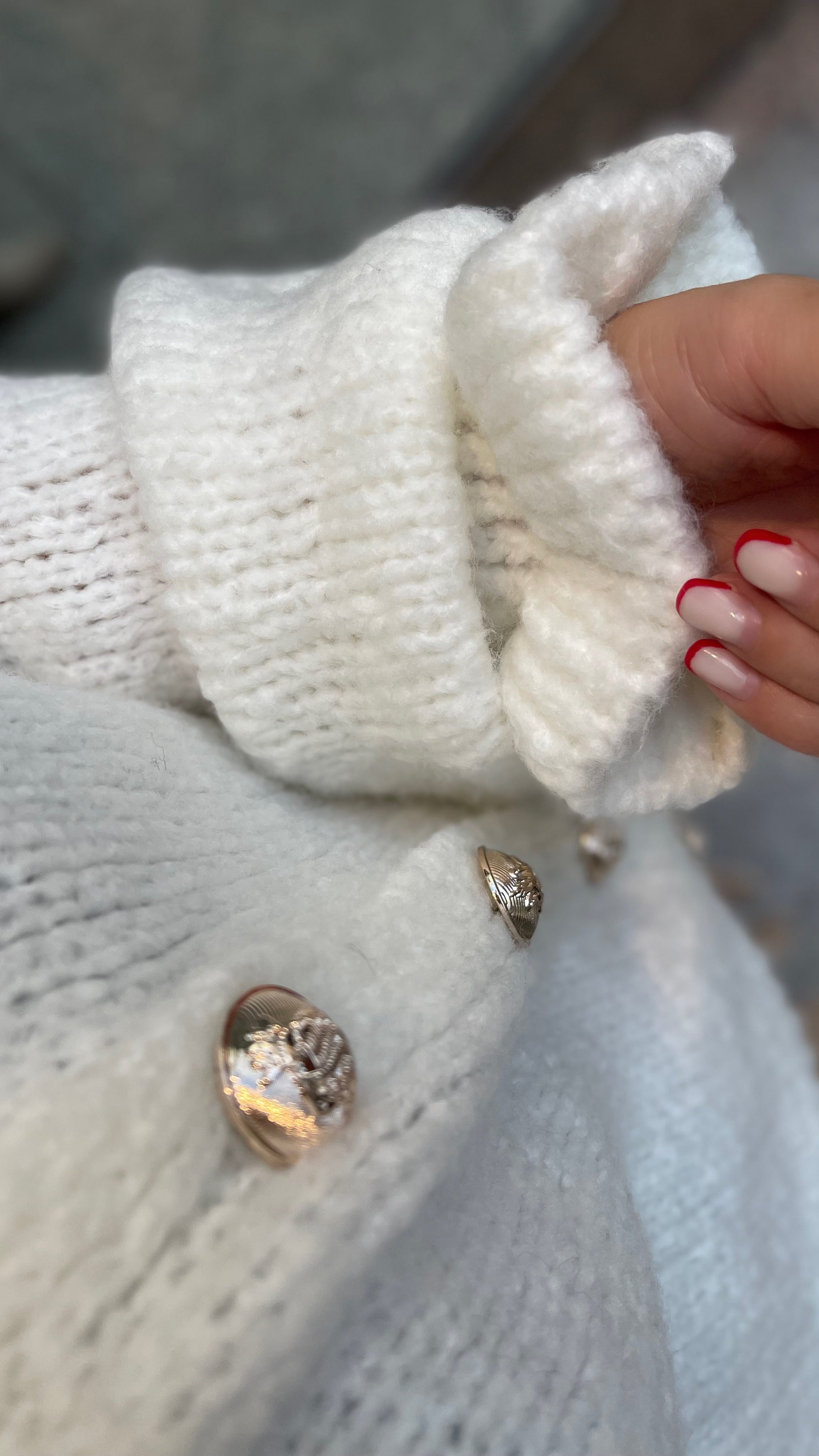 OVERSIZE-CARDIGAN MIT RÜSCHEN & DESIGN-KNÖPFEN WEISS