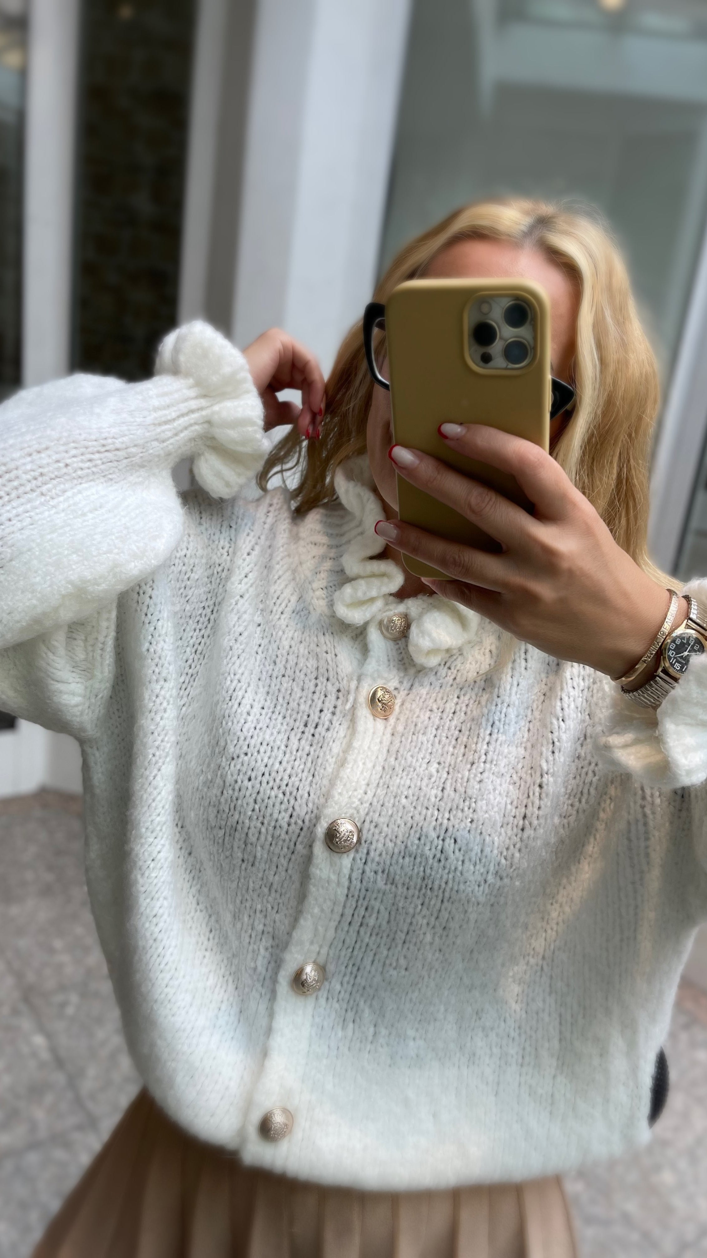 OVERSIZE-CARDIGAN MIT RÜSCHEN & DESIGN-KNÖPFEN WEISS
