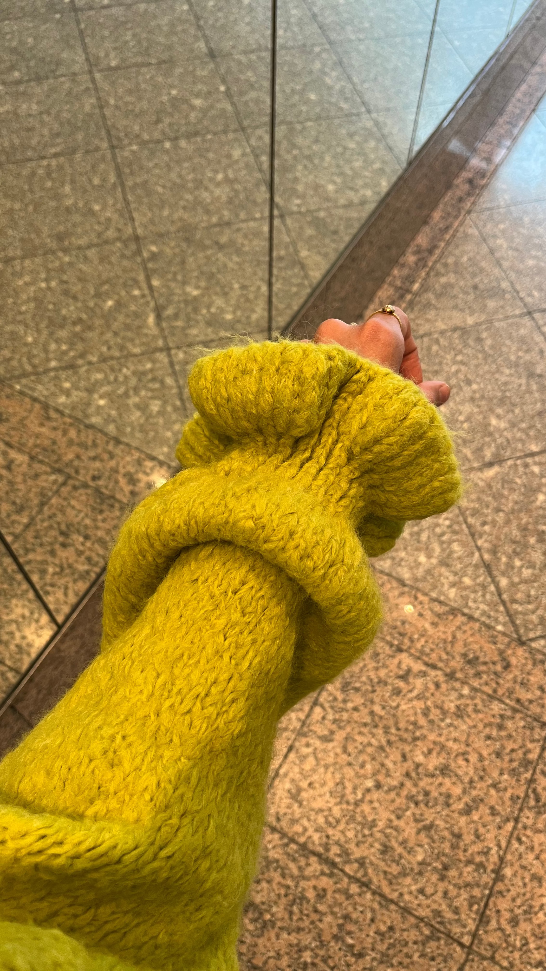 OVERSIZE-CARDIGAN MIT RÜSCHEN & DESIGN-KNÖPFEN APFELGRÜN