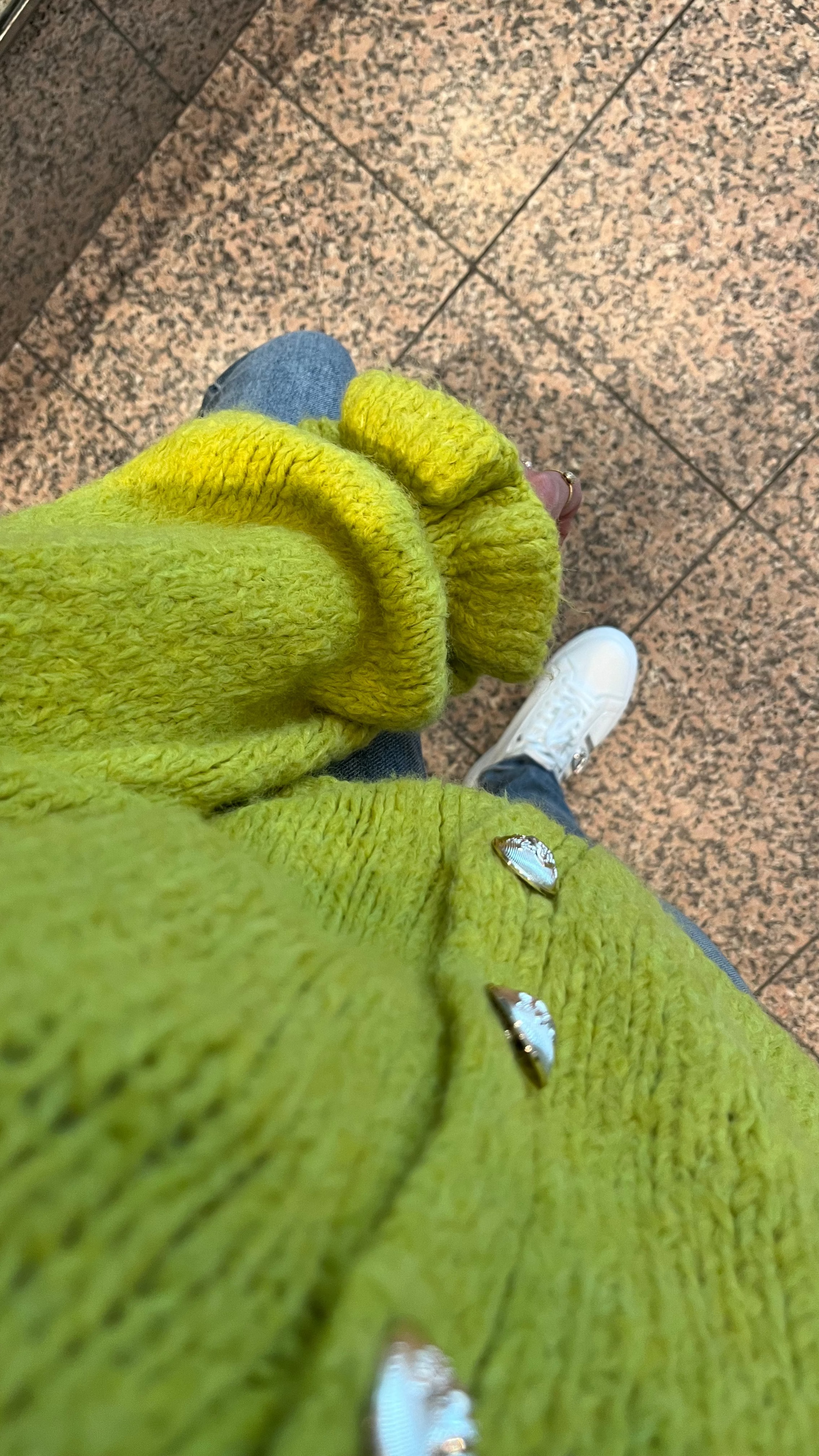 OVERSIZE-CARDIGAN MIT RÜSCHEN & DESIGN-KNÖPFEN APFELGRÜN