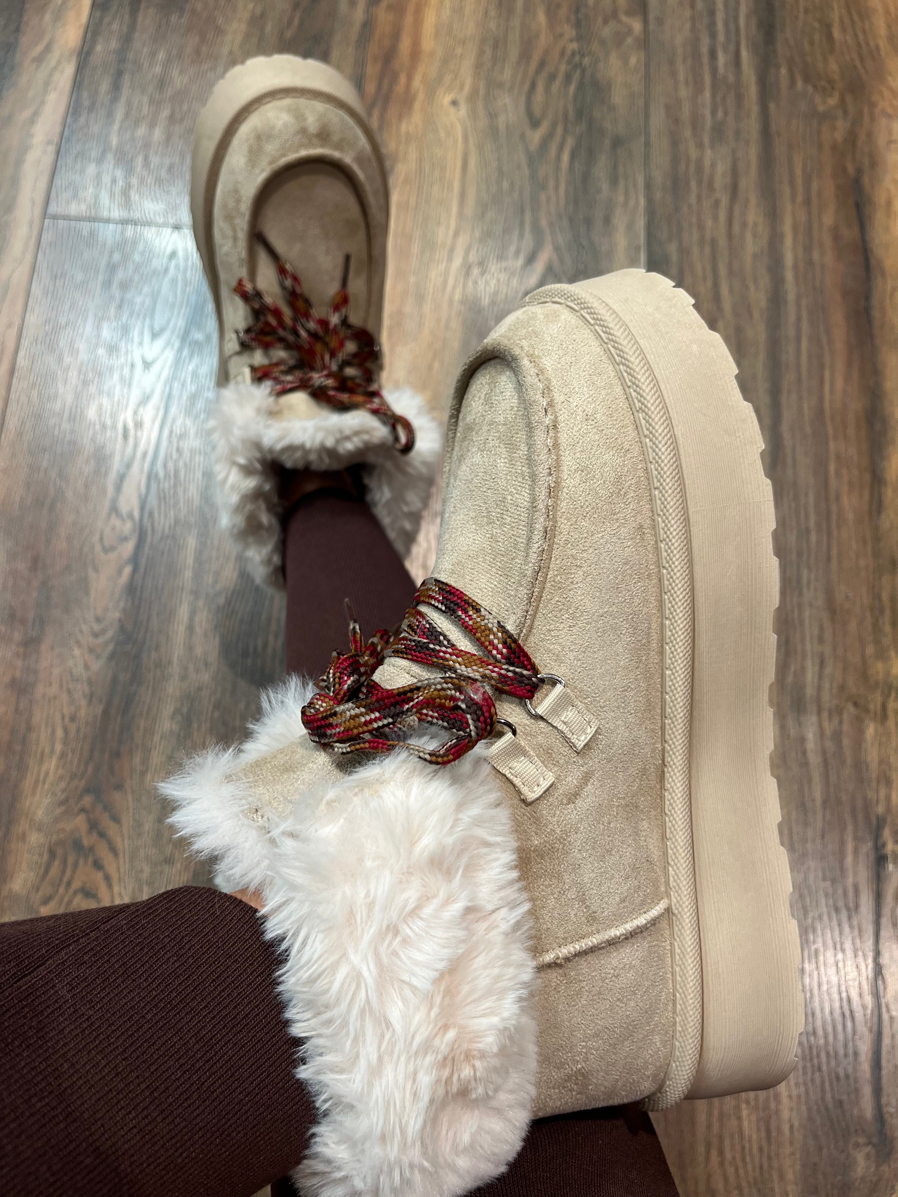 GEFÜTTERTE PLATEAU BOOTS IN BEIGE