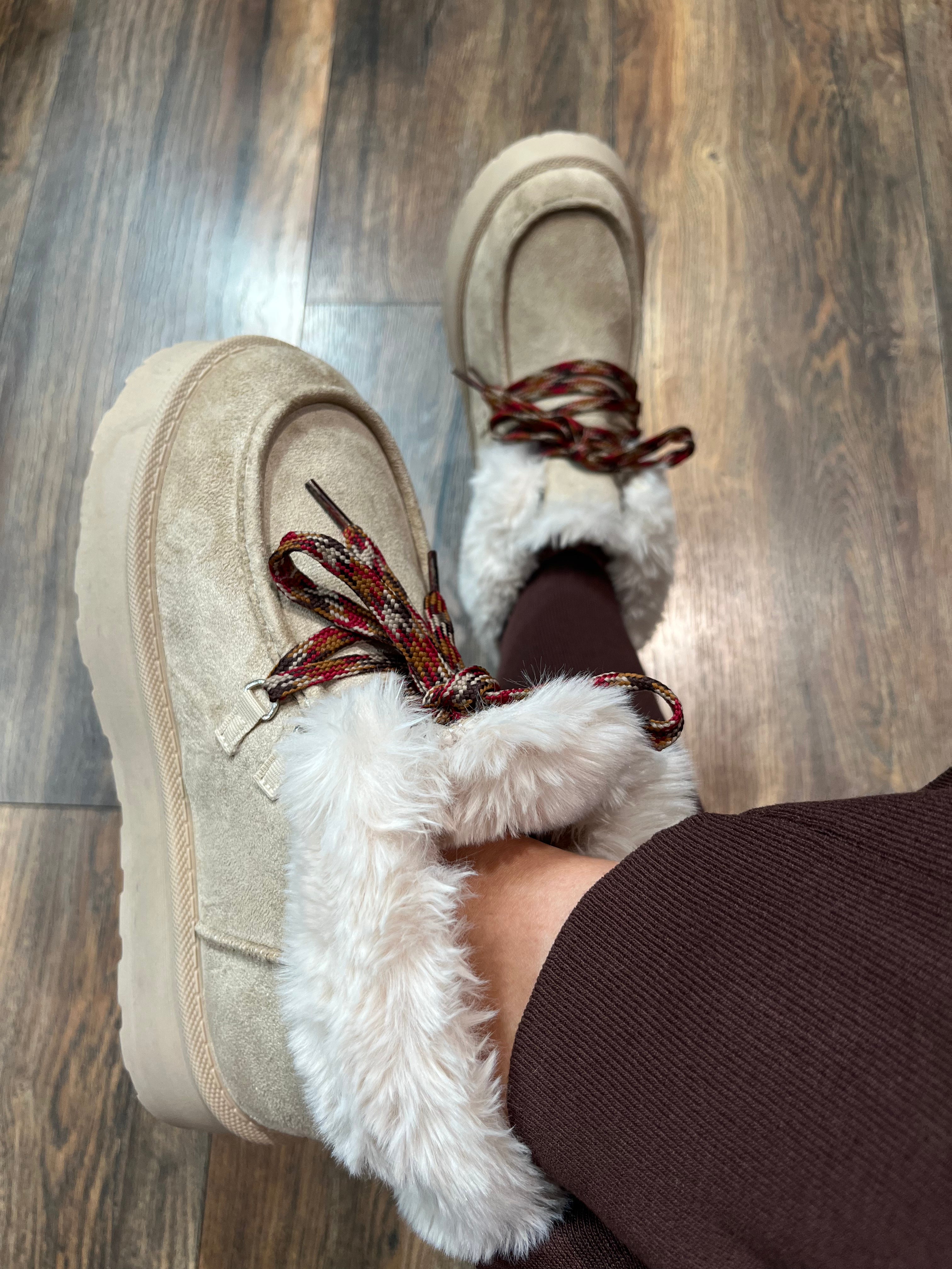 GEFÜTTERTE PLATEAU BOOTS IN BEIGE