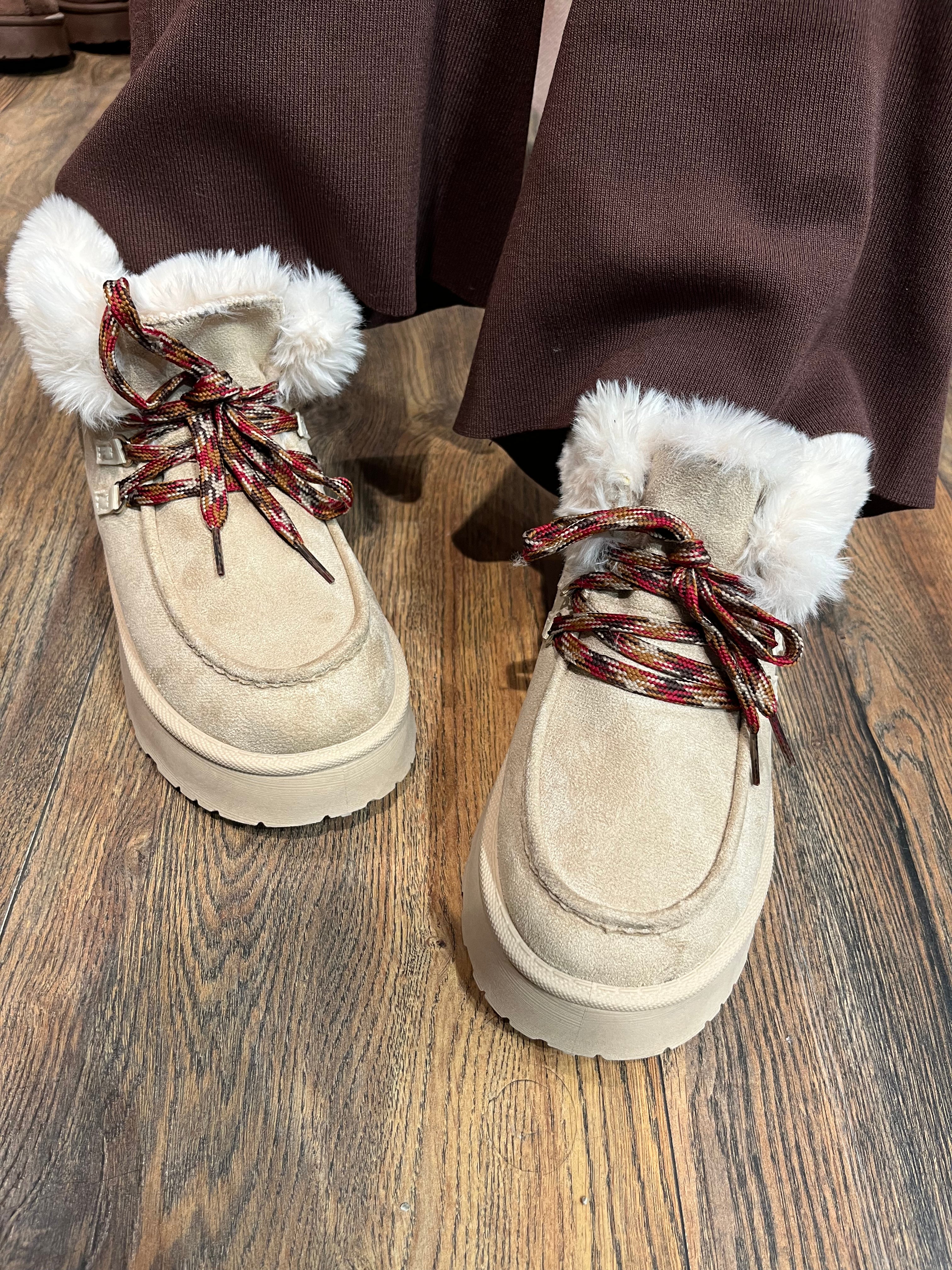 GEFÜTTERTE PLATEAU BOOTS IN BEIGE