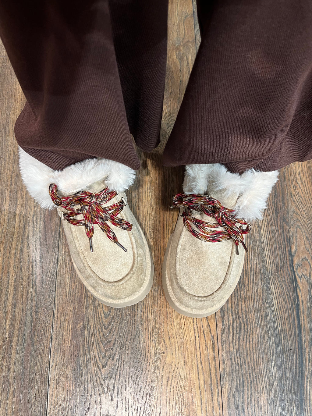 GEFÜTTERTE PLATEAU BOOTS IN BEIGE