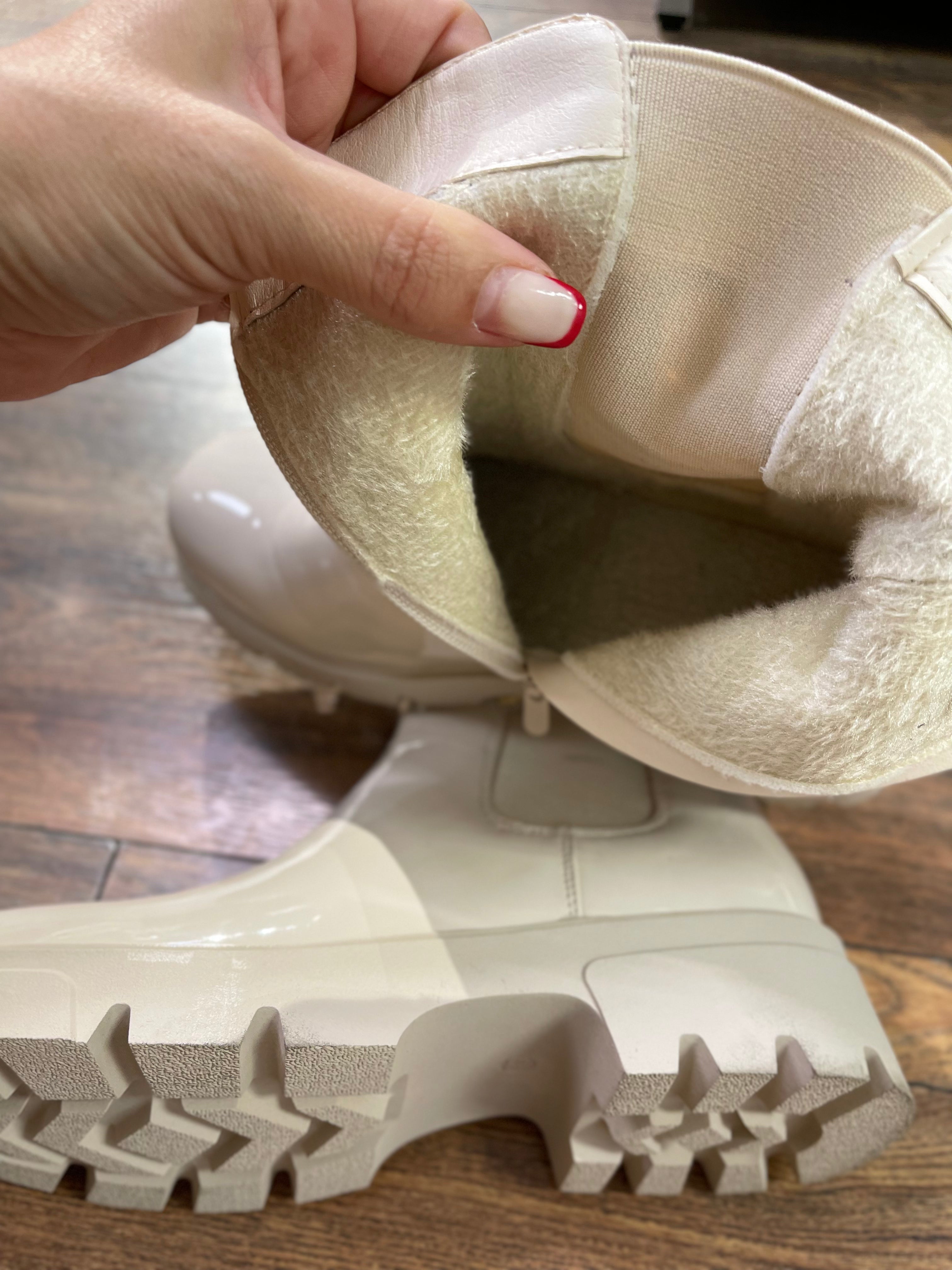 LACK BOOTS IN BEIGE