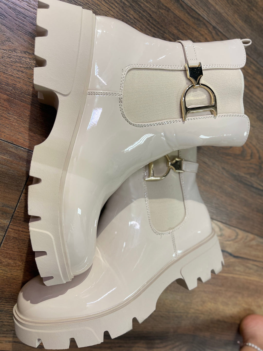 LACK BOOTS IN BEIGE
