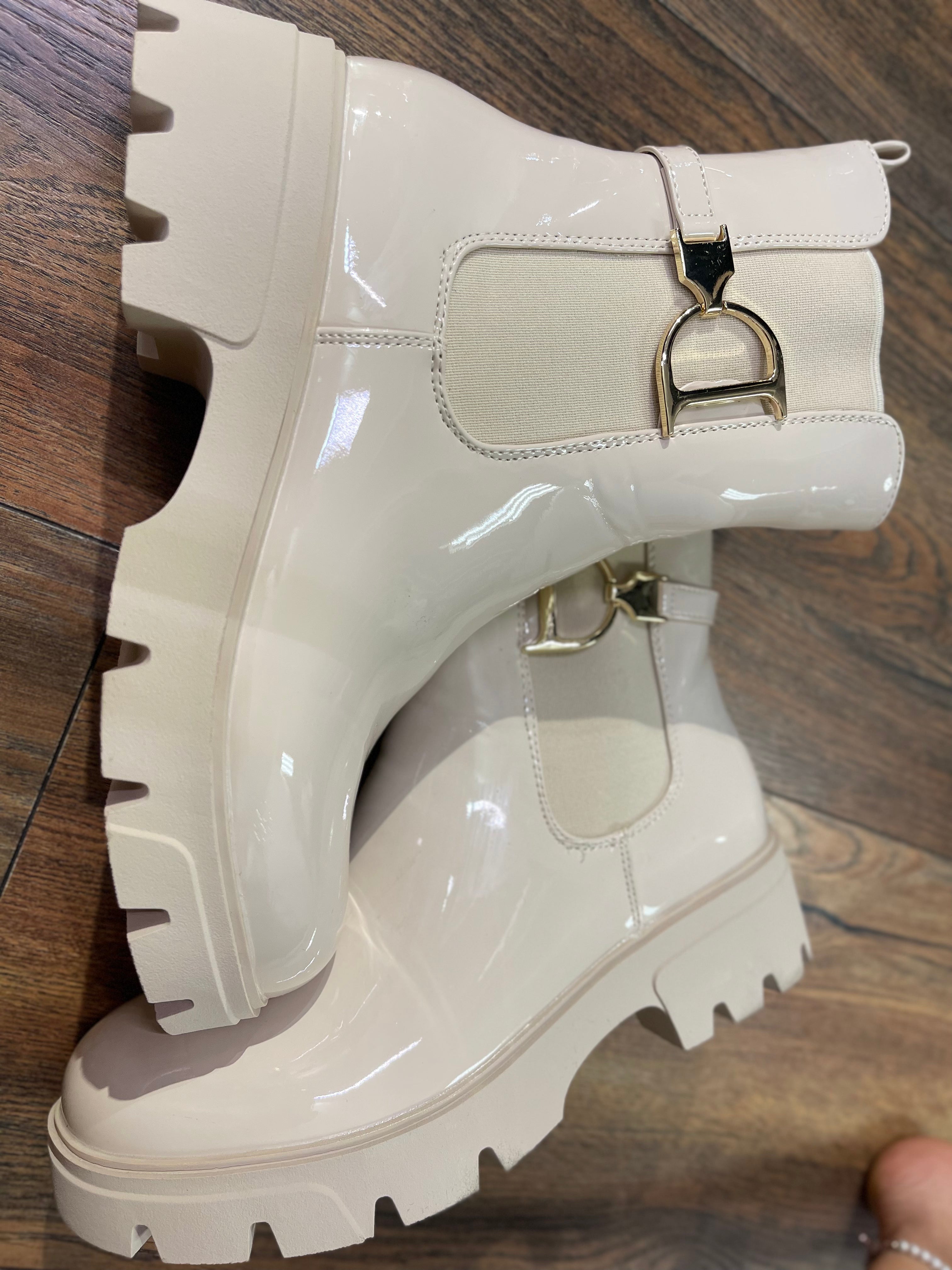 LACK BOOTS IN BEIGE
