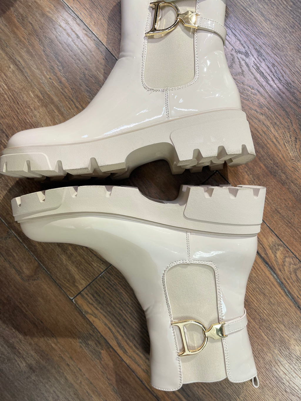 LACK BOOTS IN BEIGE