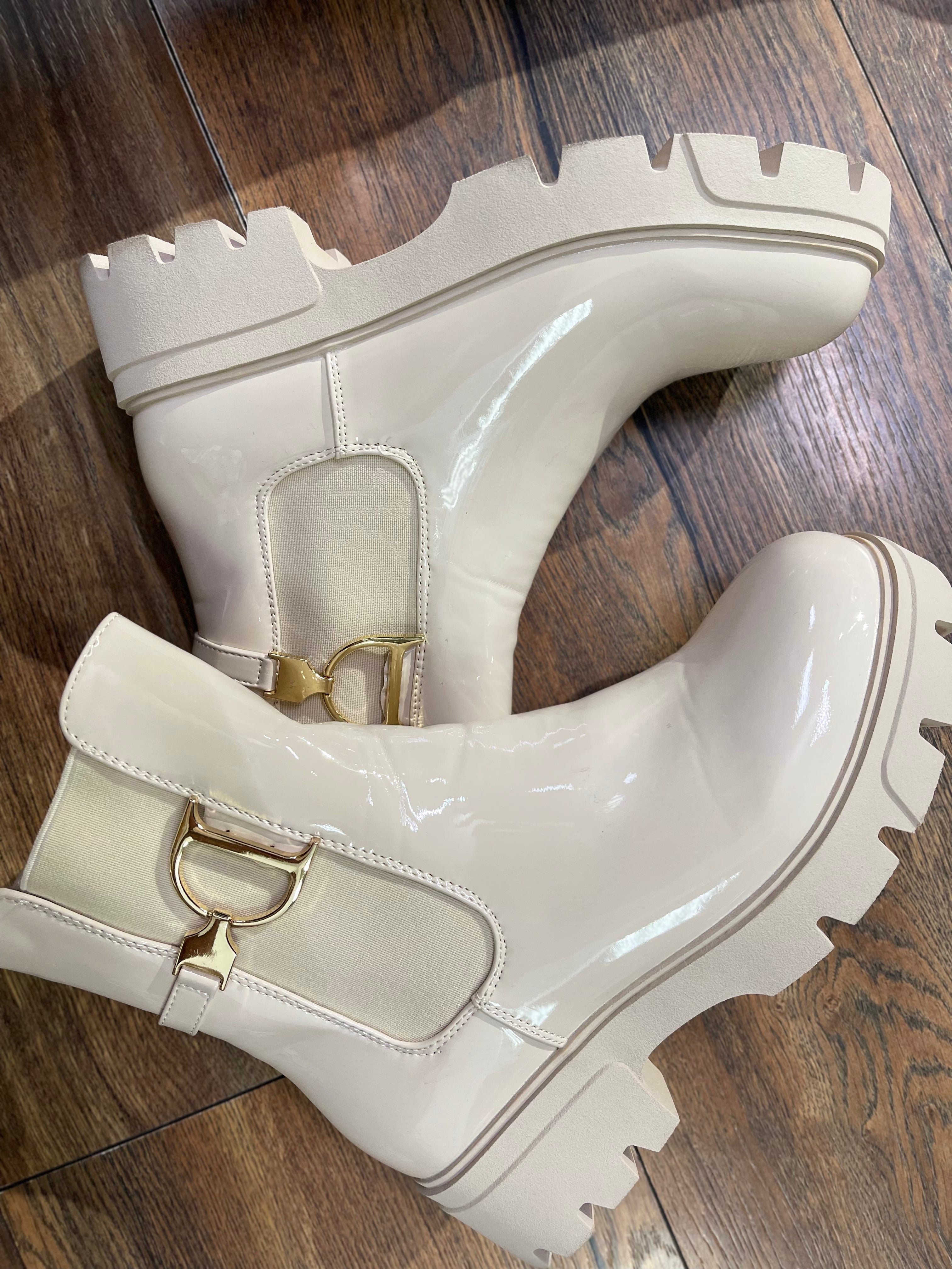 LACK BOOTS IN BEIGE