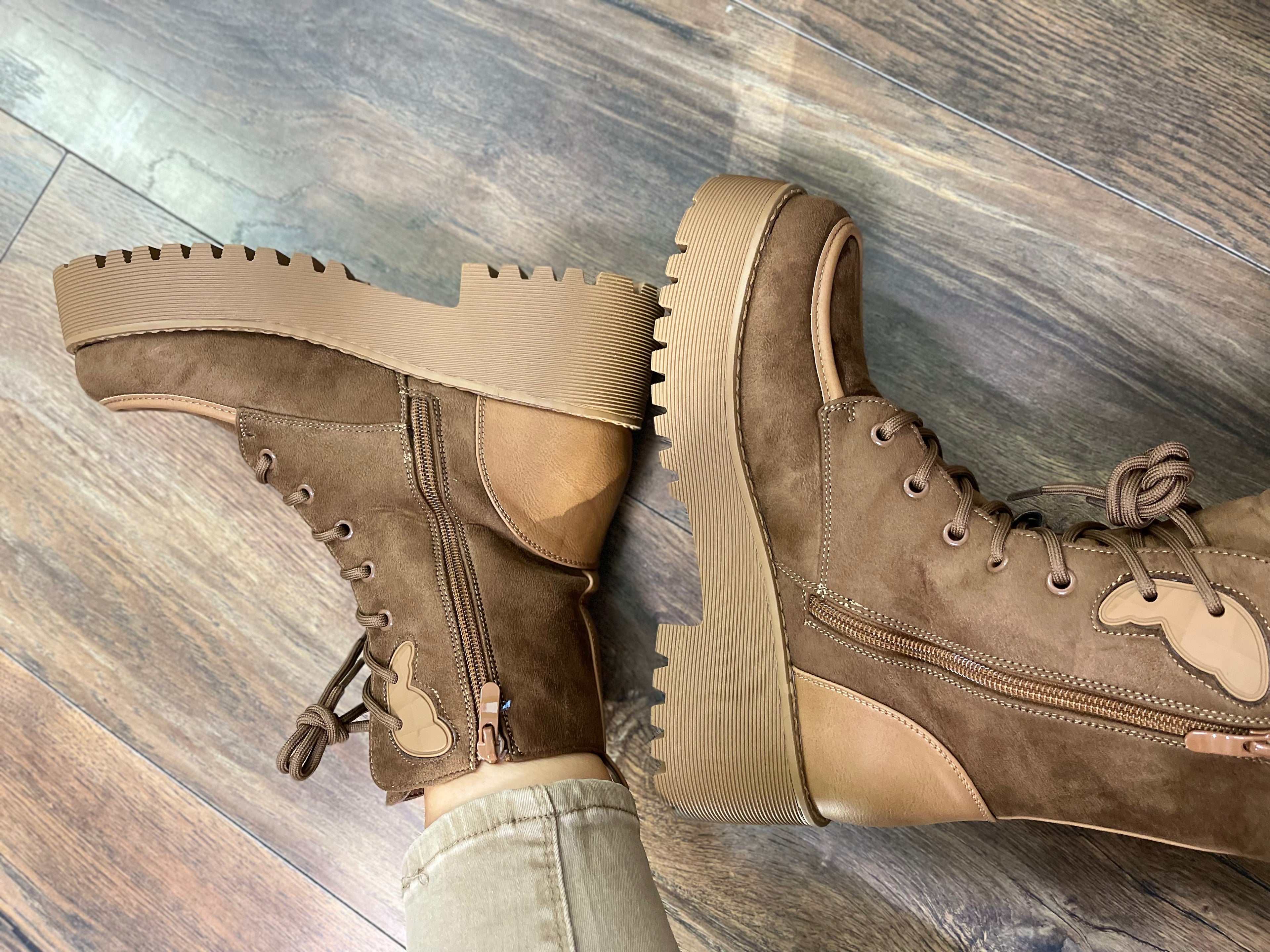 PLATEAU-STIEFELETTE BRAUN