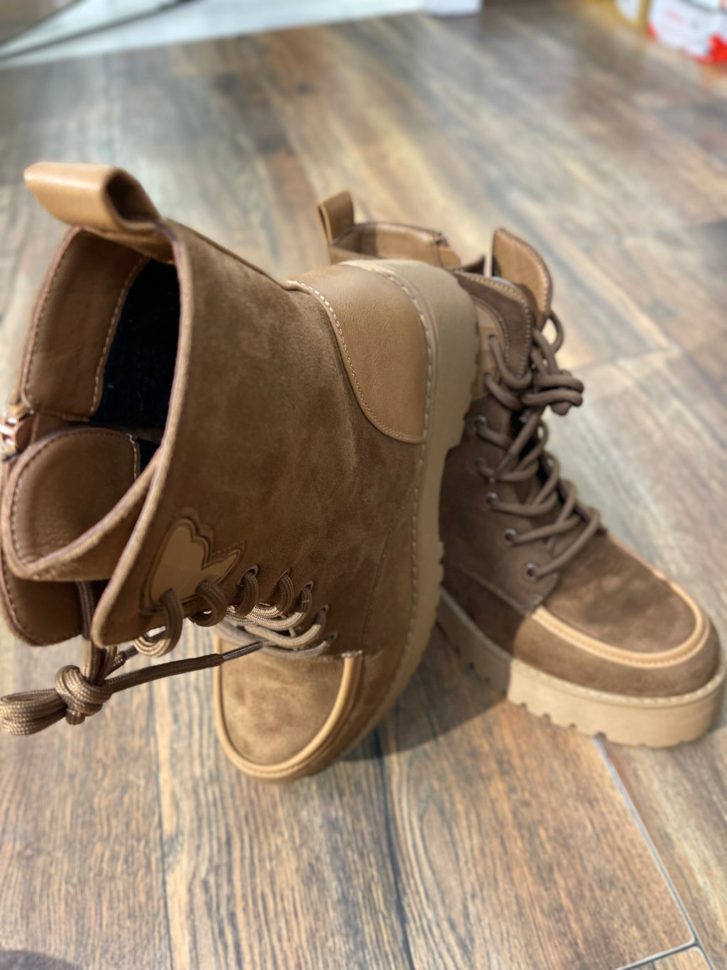 PLATEAU-STIEFELETTE BRAUN