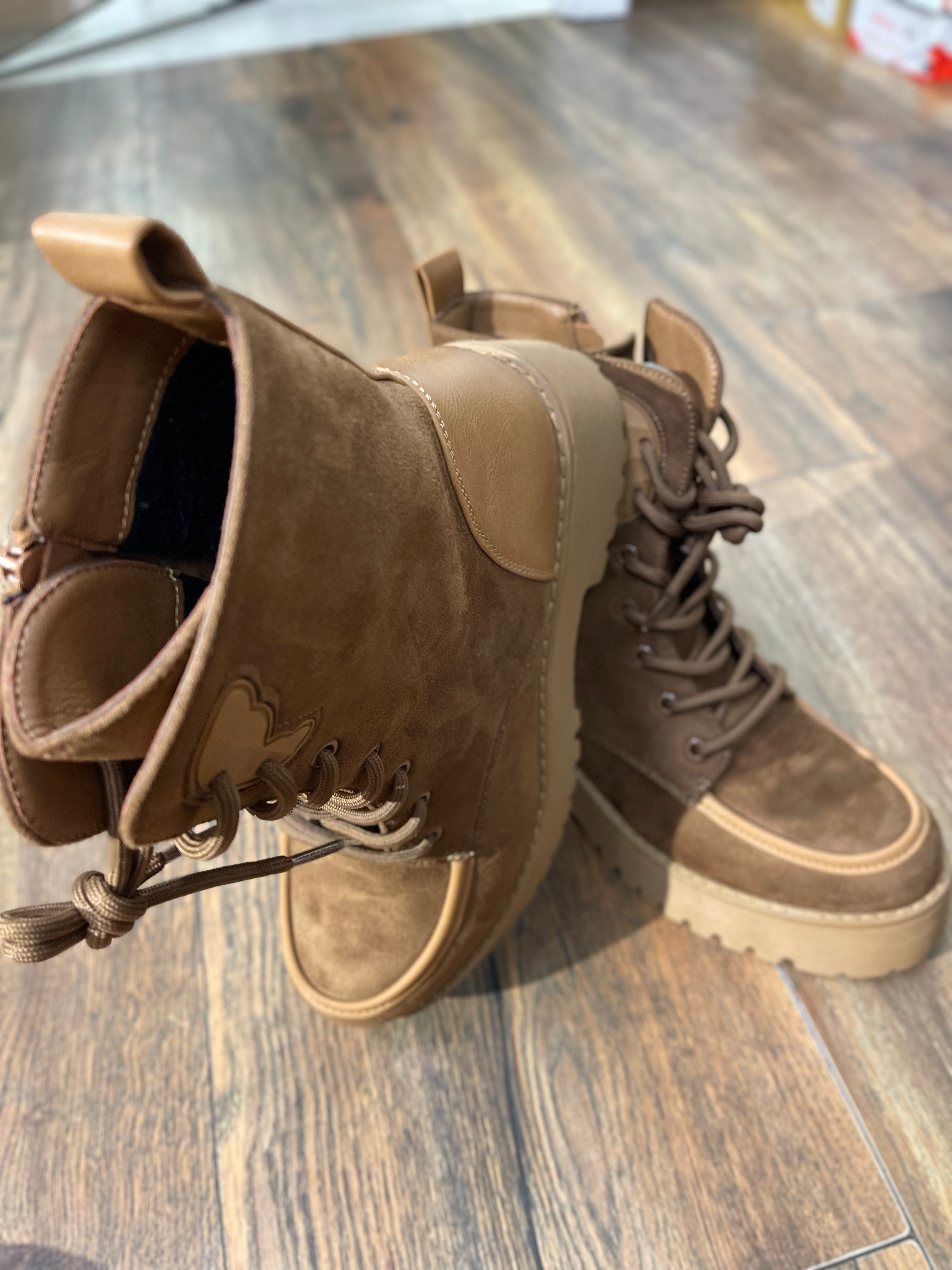 PLATEAU-STIEFELETTE BRAUN