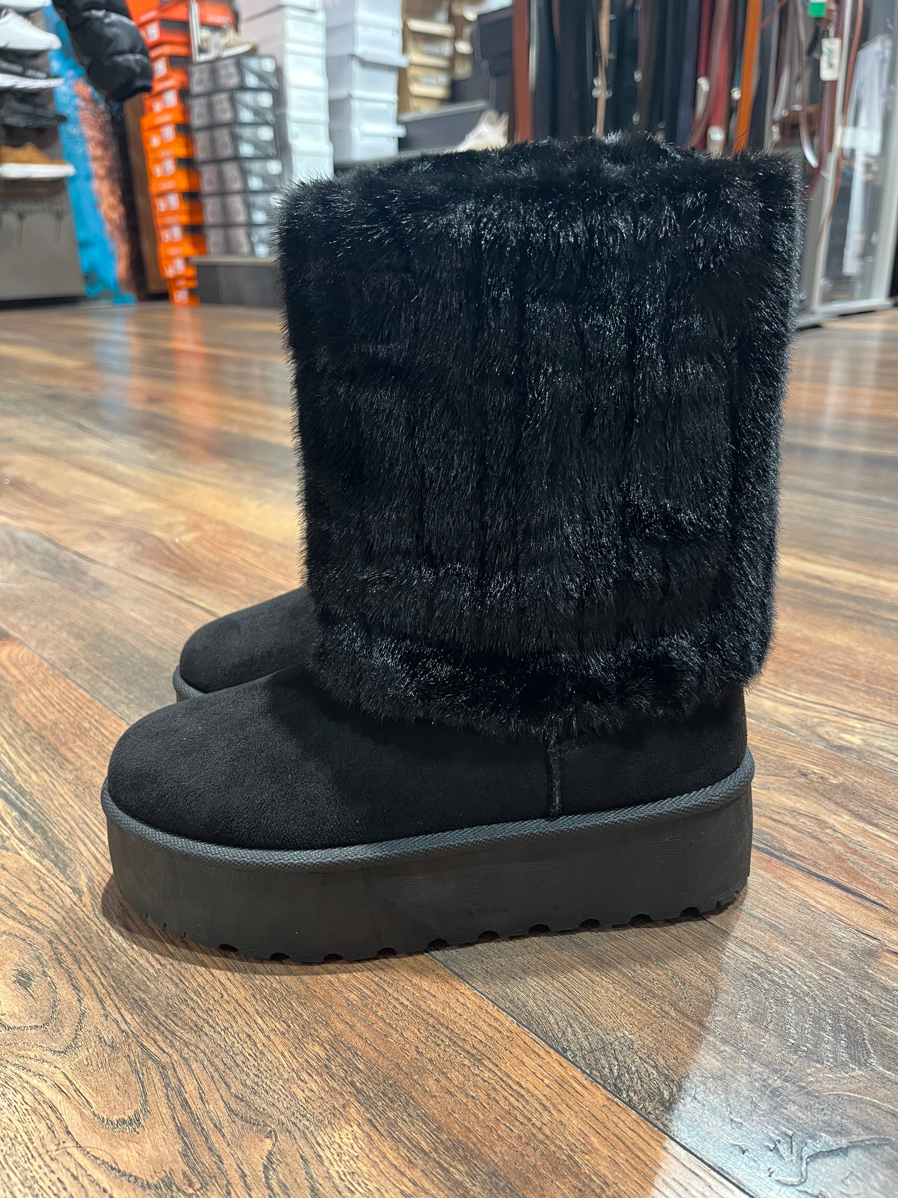 KUSCHELIGE FELL BOOTS – SCHWARZ