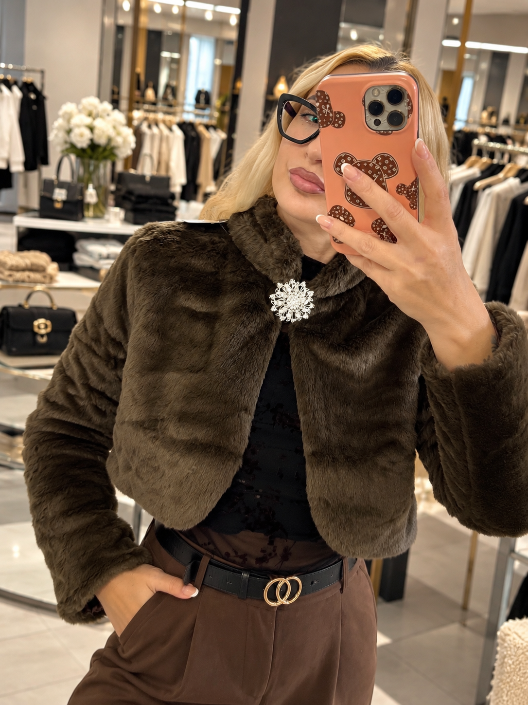 Fell-Bolero aus Kunstfell mit Schmuckbrosche