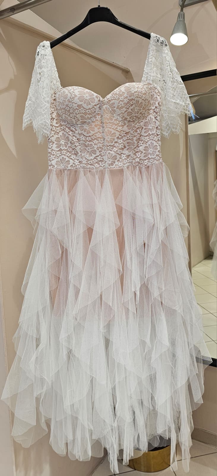 Elegantes Spitzen-Tüllkleid in Nude-Rosé