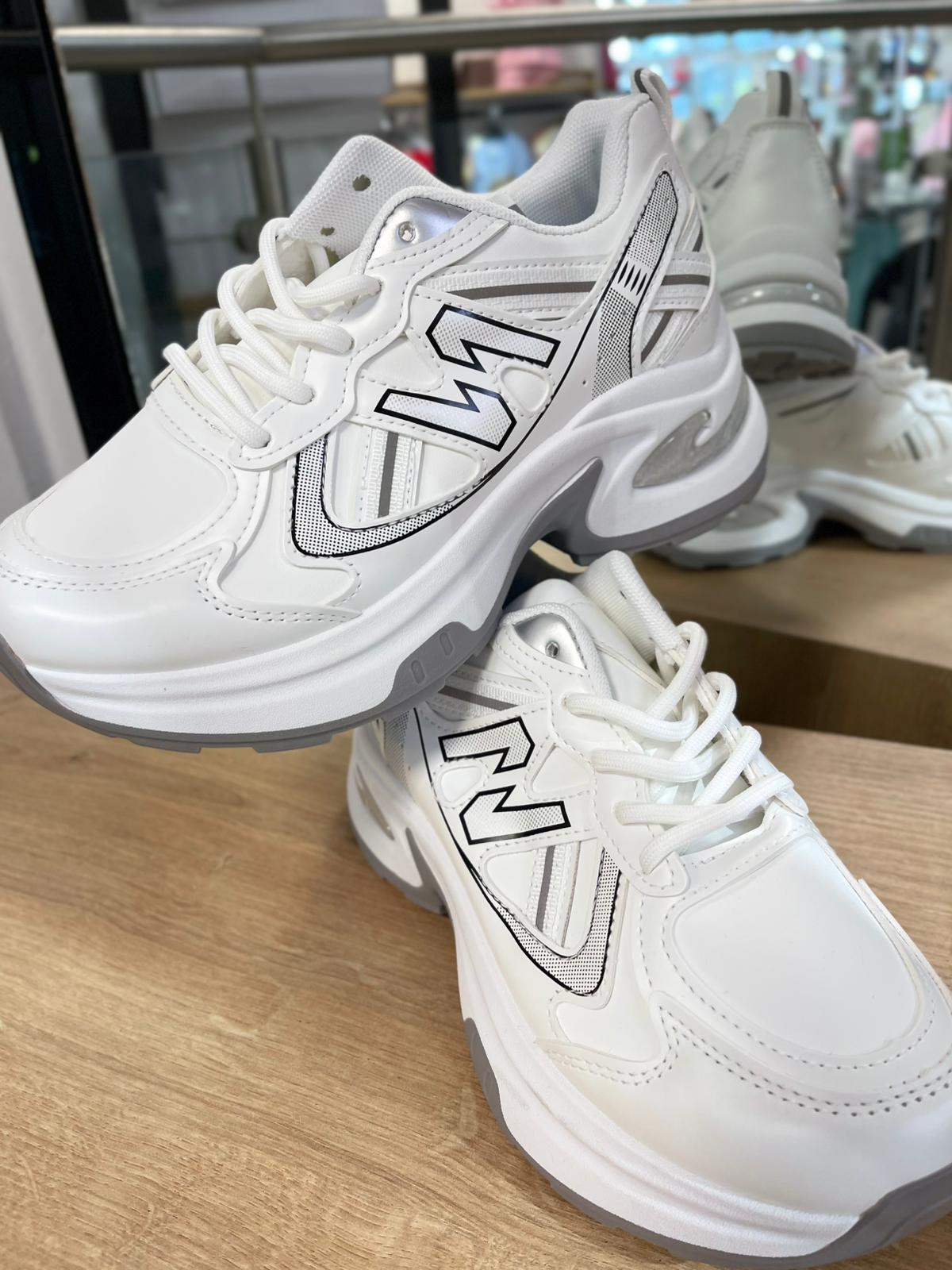 Sneaker in weiß