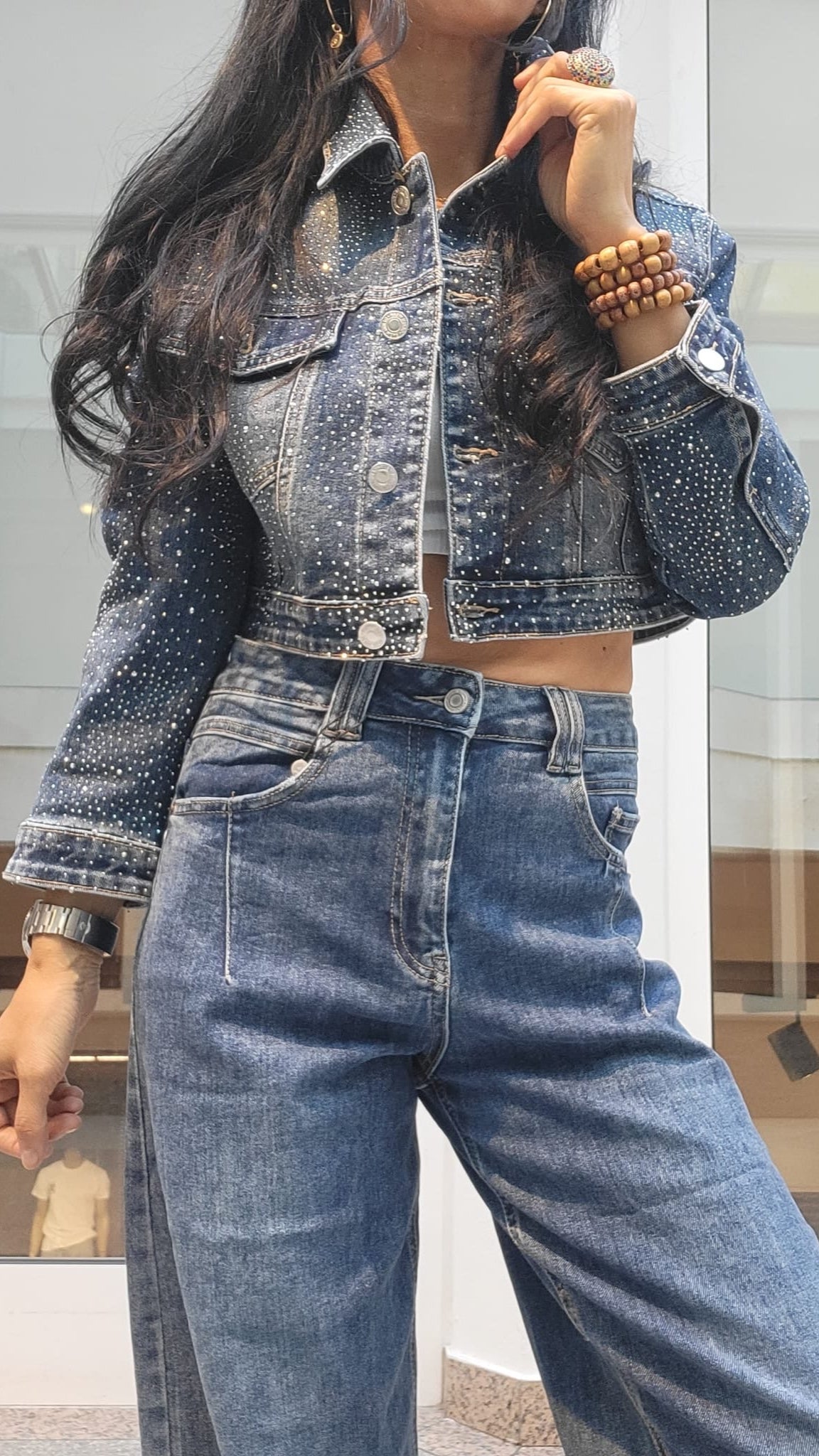Jeansjacke mit Strasssteinen – Glamour & Denim Look