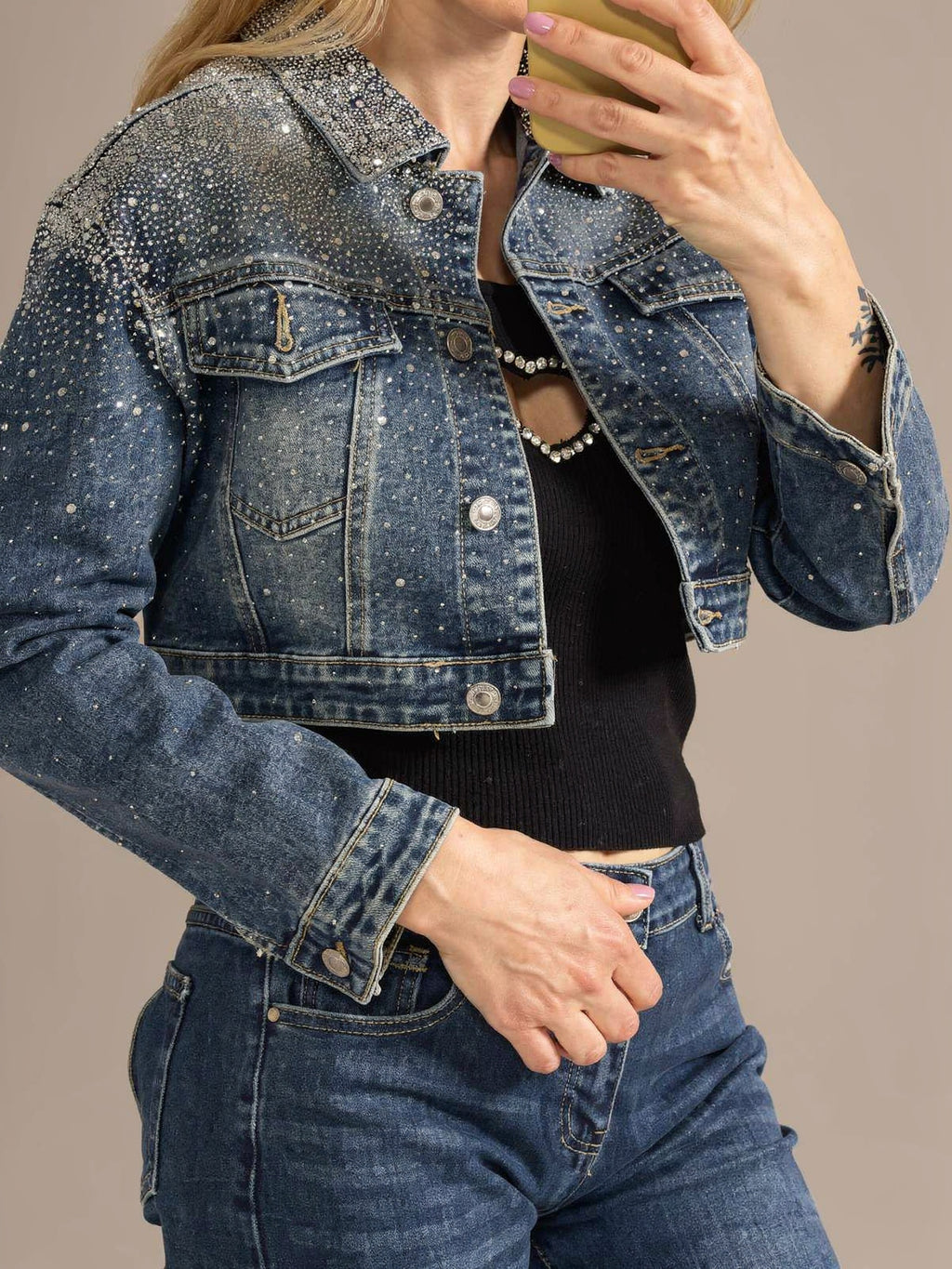 Jeansjacke mit Strasssteinen – Glamour & Denim Look