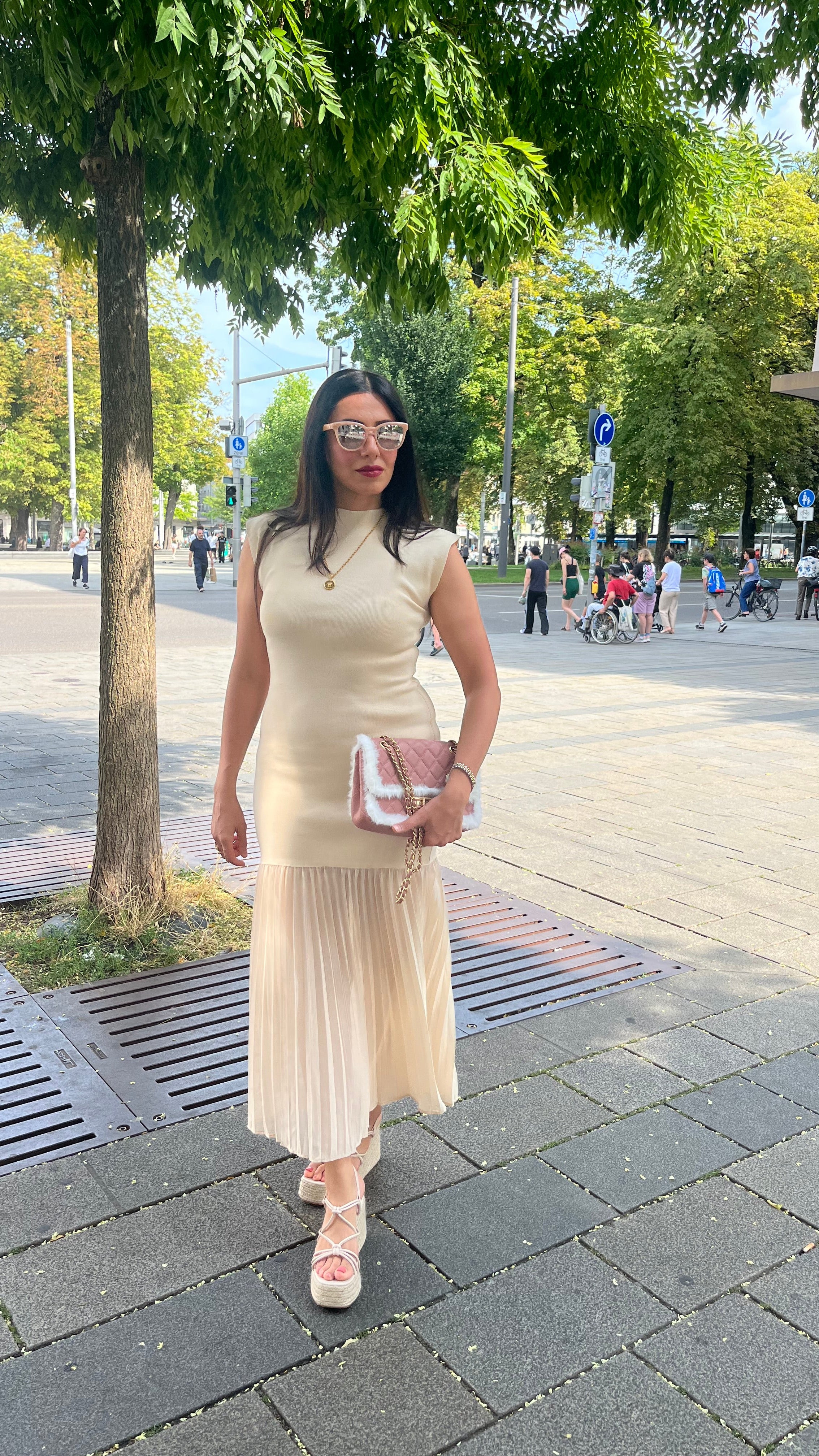 MAXIKLEID MIT PLISSEROCK