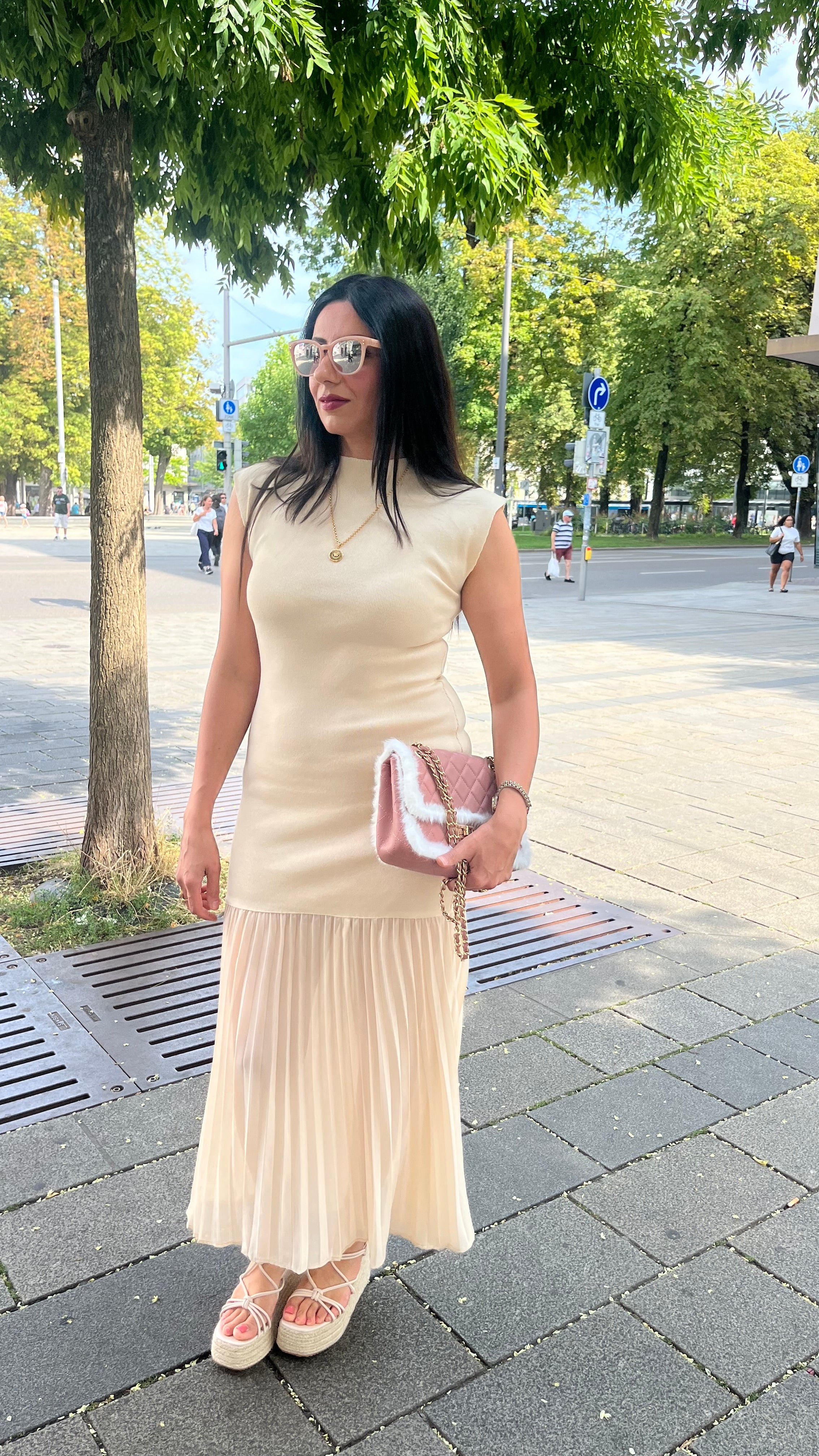 MAXIKLEID MIT PLISSEROCK