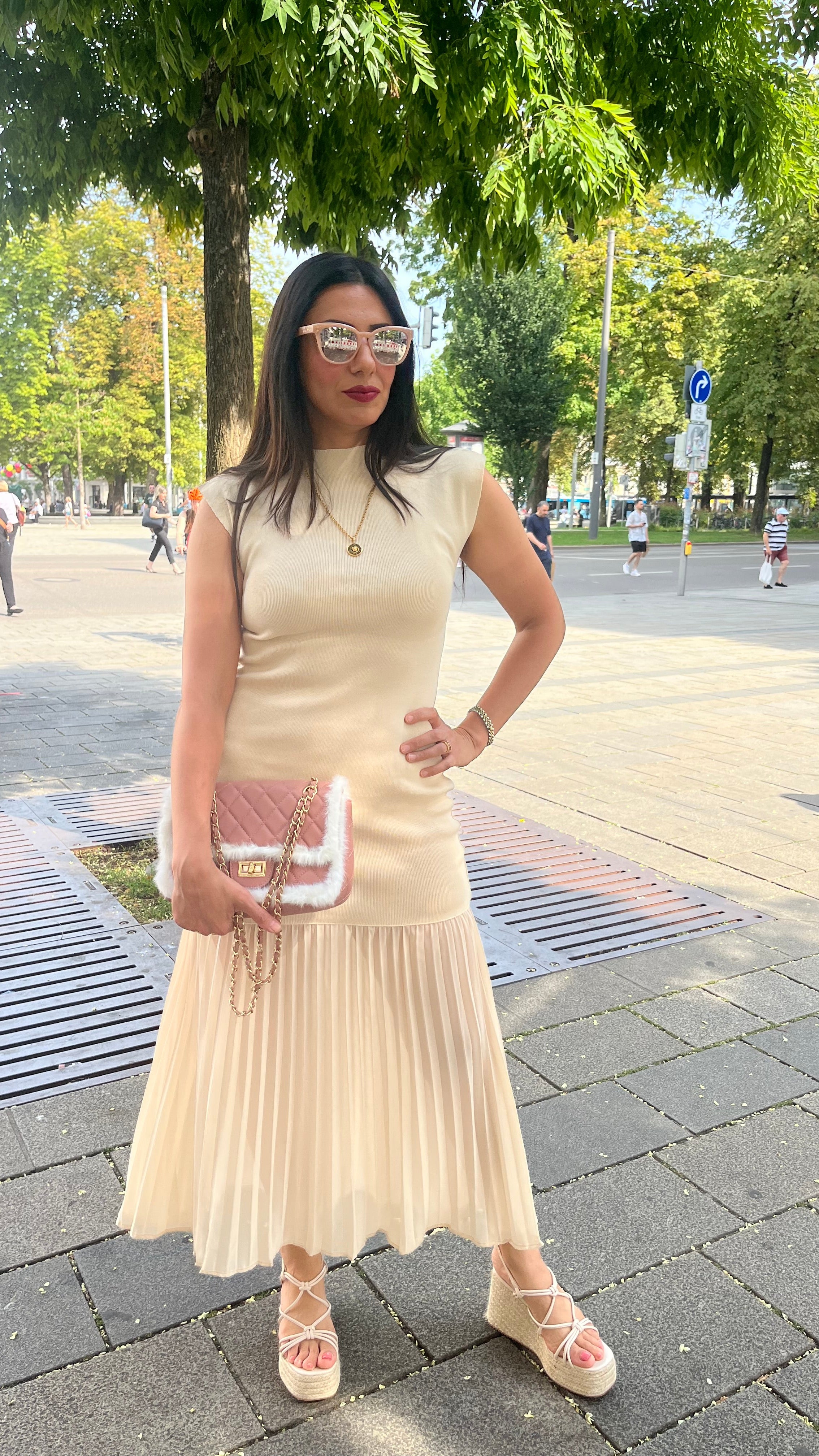 MAXIKLEID MIT PLISSEROCK