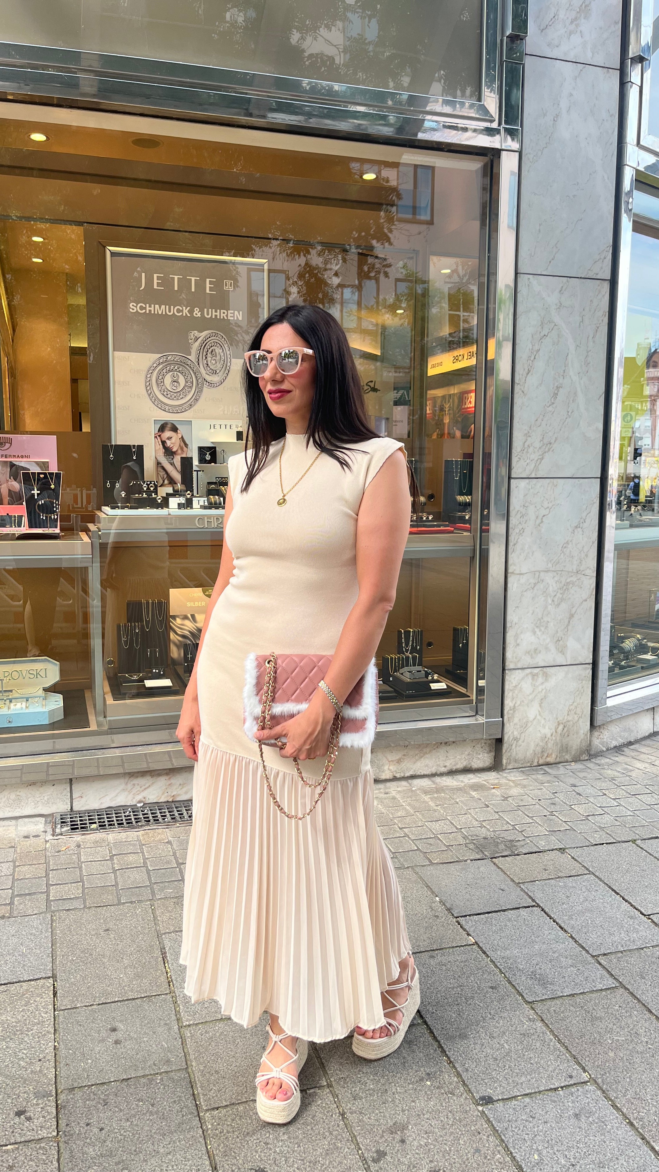MAXIKLEID MIT PLISSEROCK