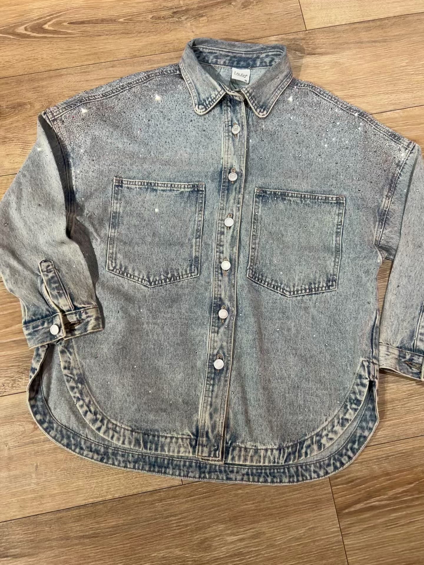 Oversize Glitzer-Jeansbluse – Modischer Hingucker