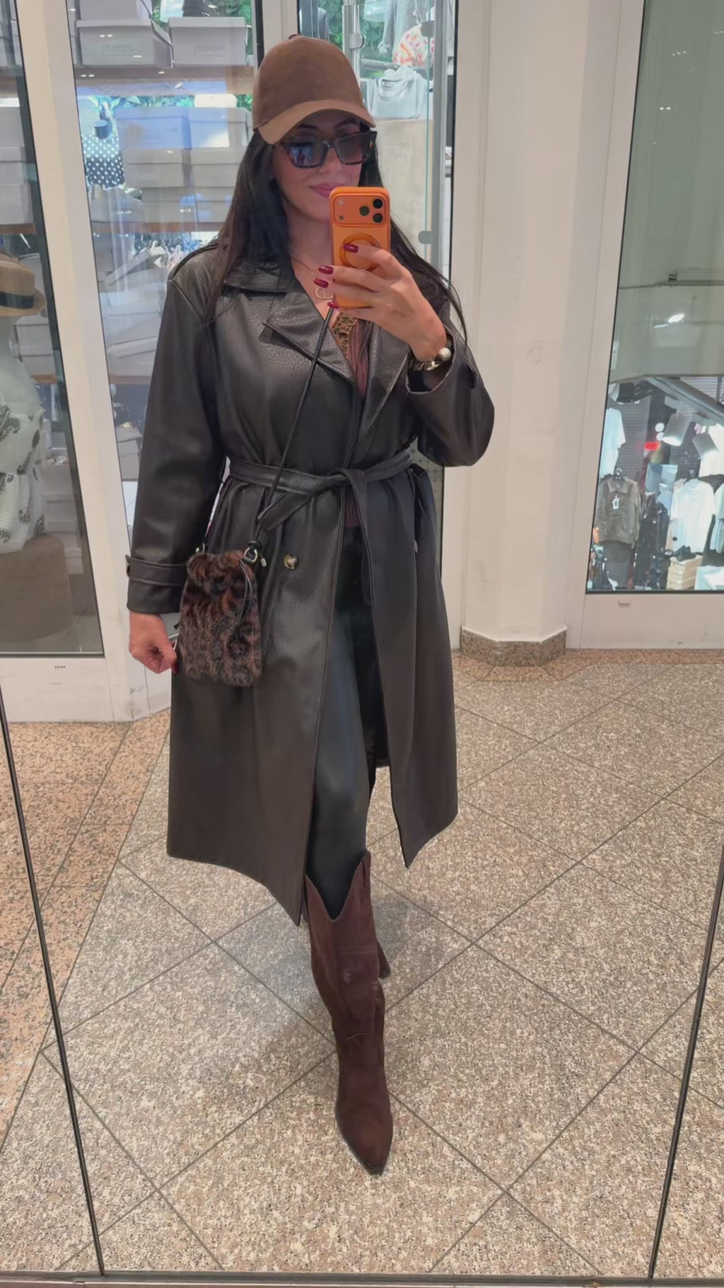 Eleganter Damen-Trenchcoat aus hochwertigem Kunstleder