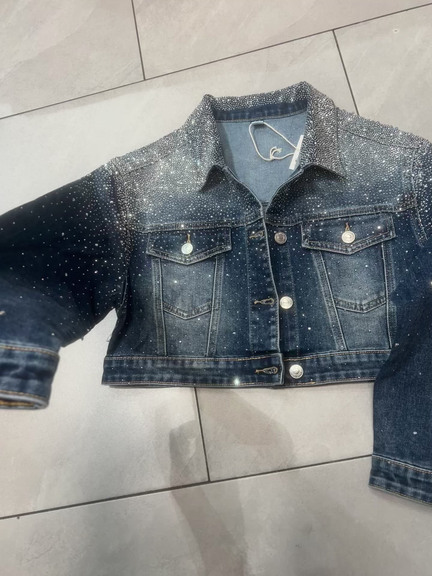 GLAMOURÖSE DENIM-JACKE MIT FUNKELNDEN STRASS