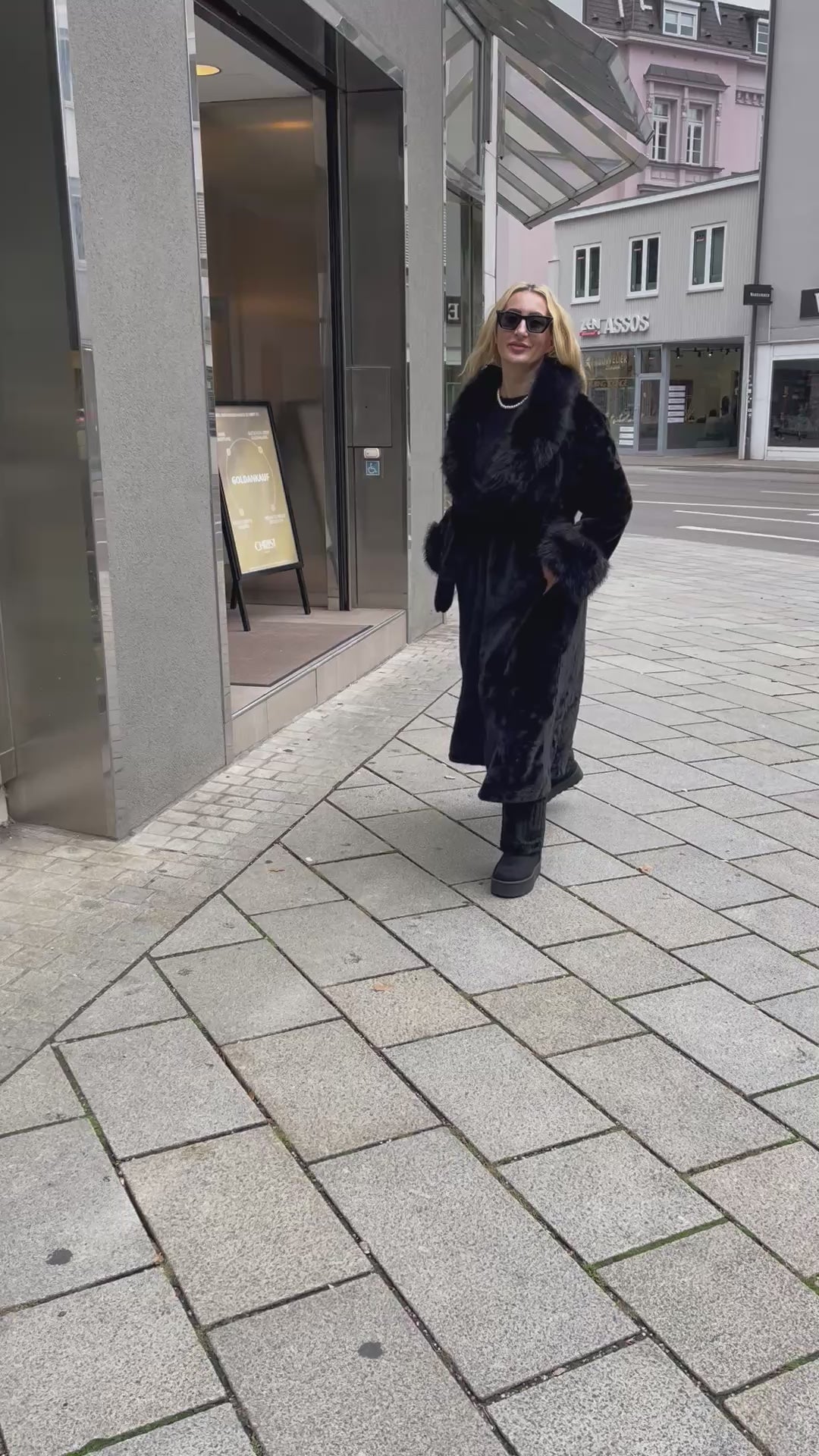 LUXURIÖSER WINTERMANTEL IN SCHWARZ