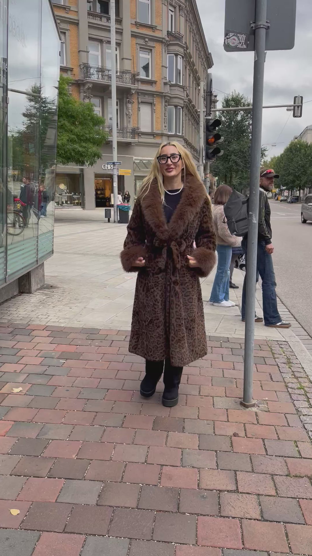 LUXURIÖSER LEO WINTERMANTEL